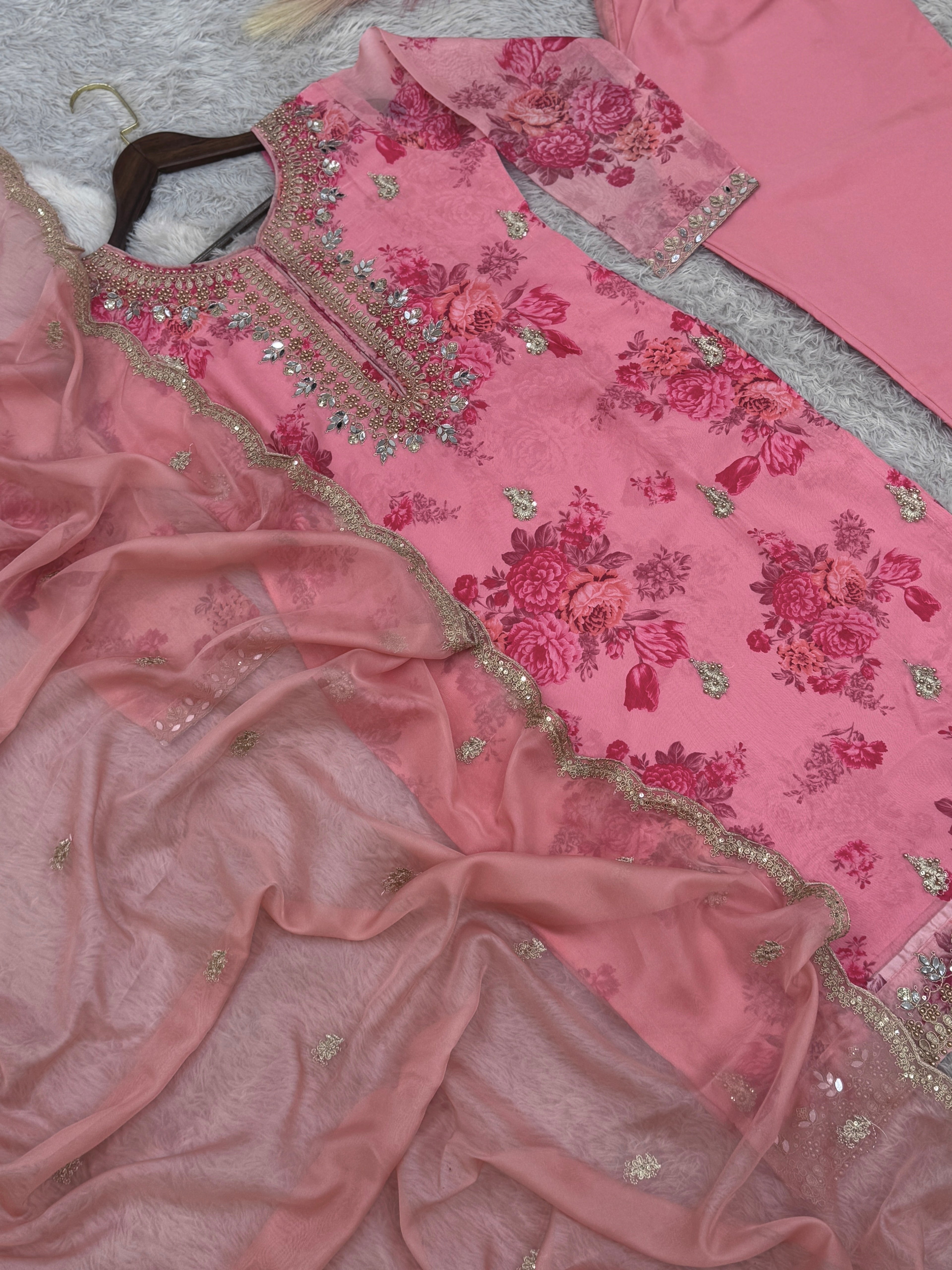 कढ़ाई कोडिंग डोरी-सीक्वेंस वर्क के साथ फैंसी टॉप-बॉटम और दुपट्टा