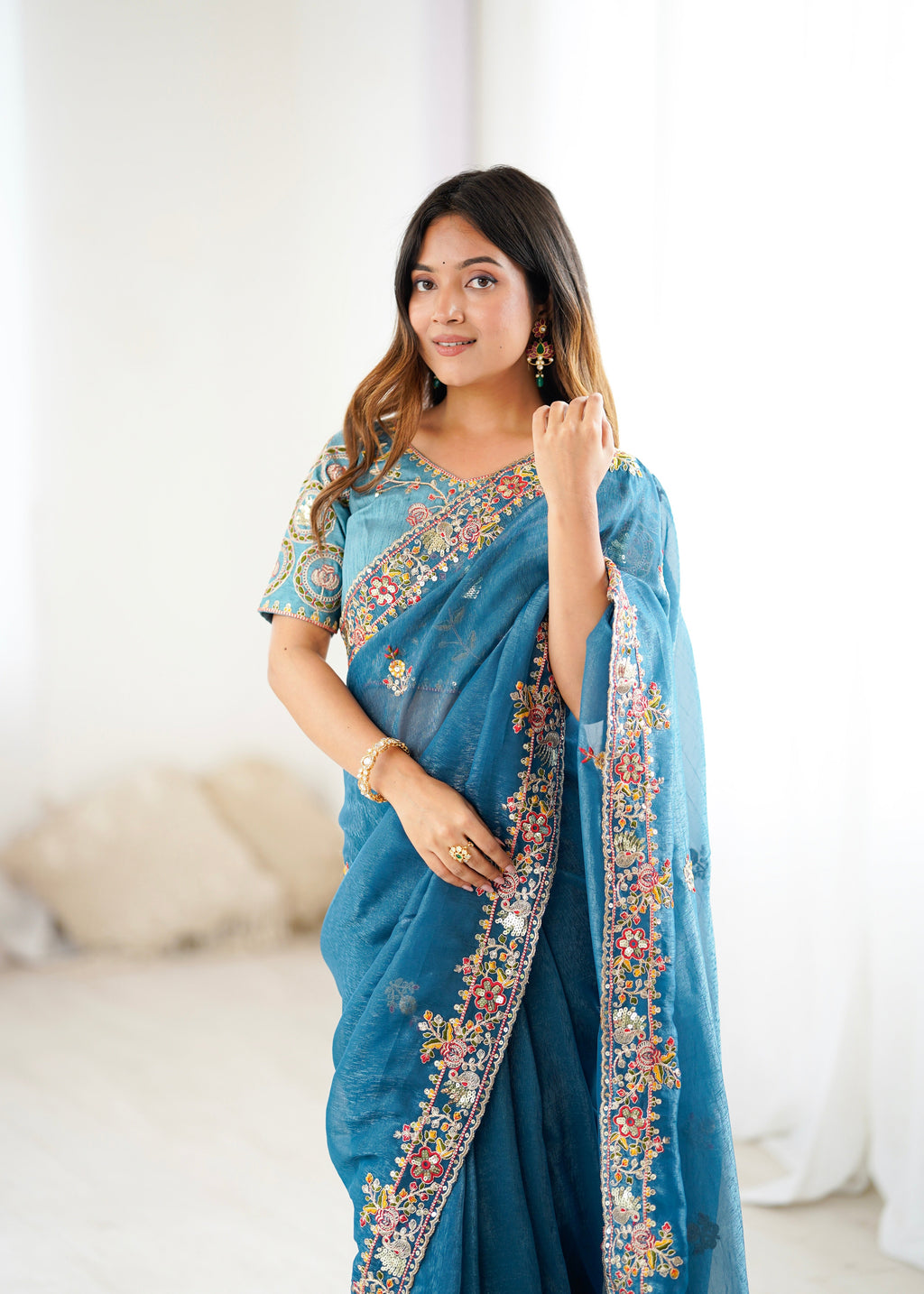 कढ़ाई धागे के काम के साथ पार्टी वियर सुंदर साड़ी