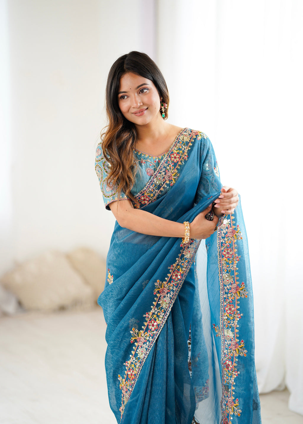 कढ़ाई धागे के काम के साथ पार्टी वियर सुंदर साड़ी