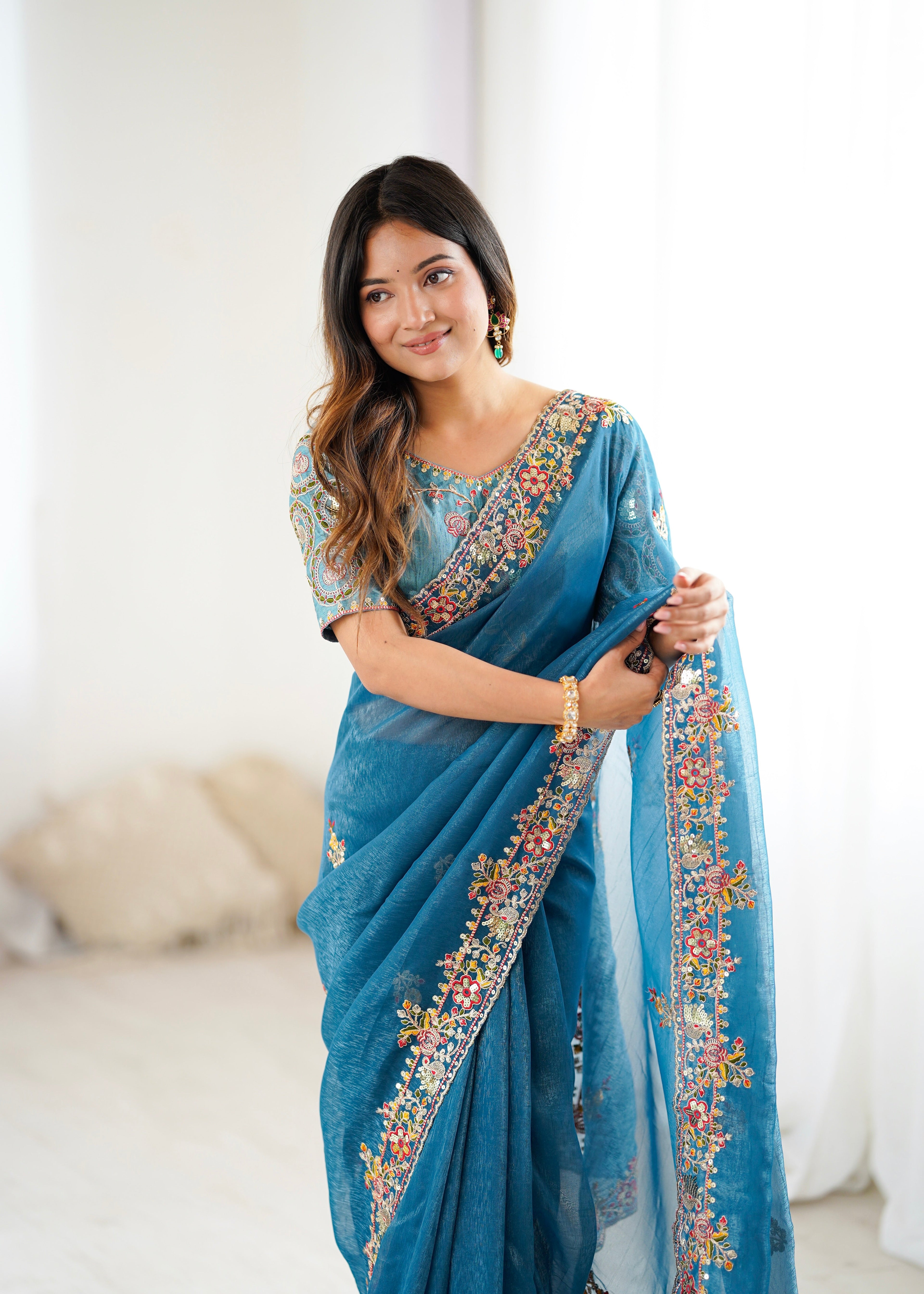 कढ़ाई धागे के काम के साथ पार्टी वियर सुंदर साड़ी