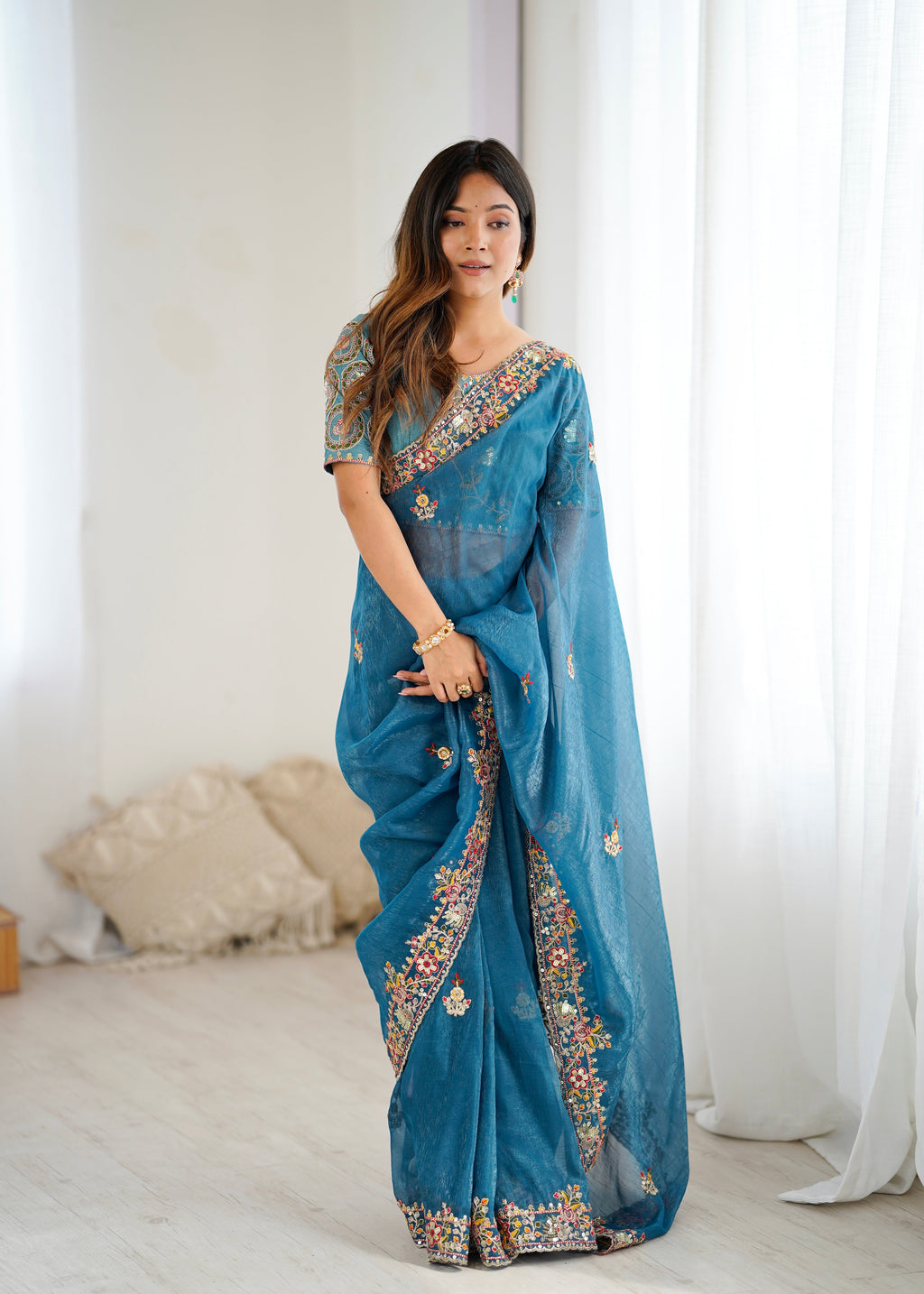 कढ़ाई धागे के काम के साथ पार्टी वियर सुंदर साड़ी