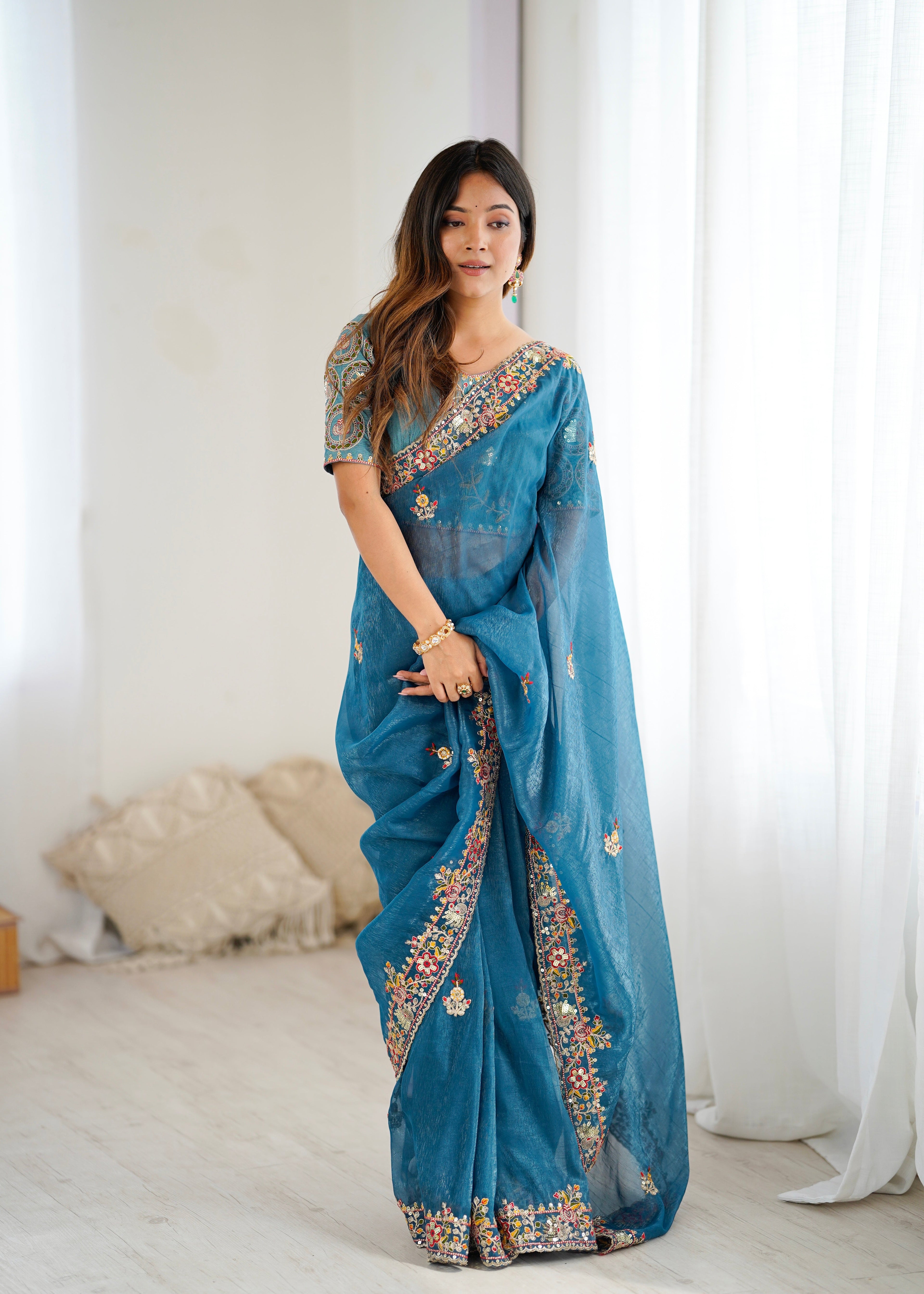 कढ़ाई धागे के काम के साथ पार्टी वियर सुंदर साड़ी