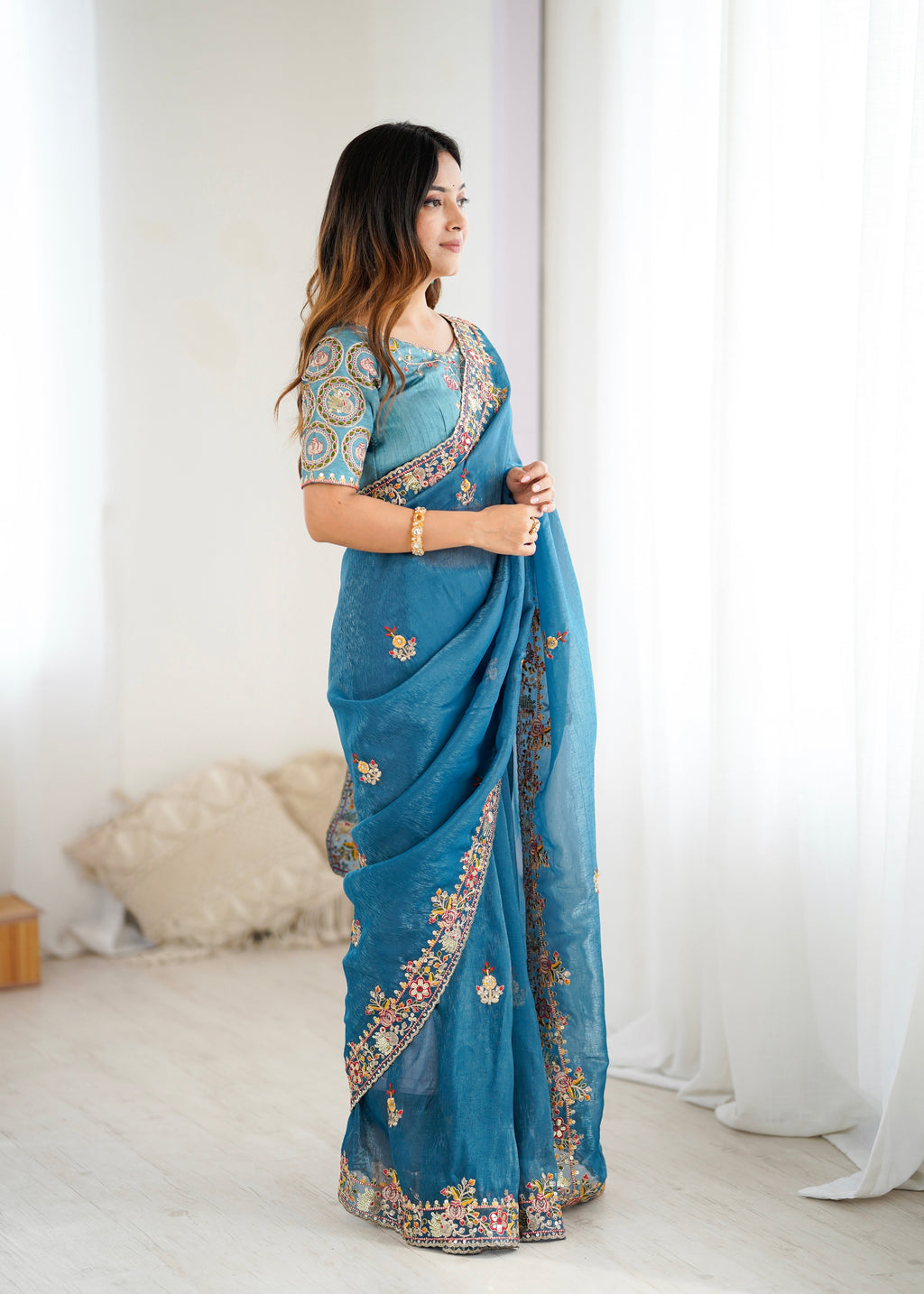 कढ़ाई धागे के काम के साथ पार्टी वियर सुंदर साड़ी