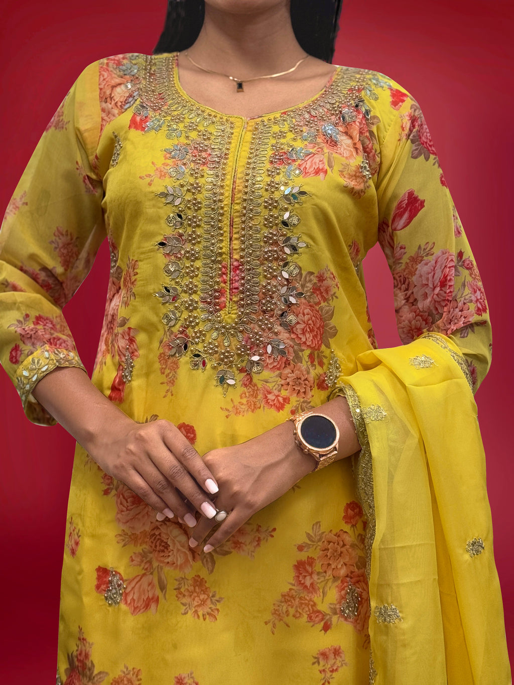 कढ़ाई कोडिंग डोरी-सीक्वेंस वर्क के साथ फैंसी टॉप-बॉटम और दुपट्टा