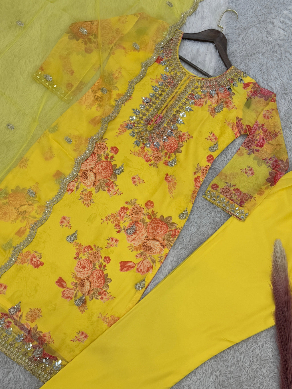 कढ़ाई कोडिंग डोरी-सीक्वेंस वर्क के साथ फैंसी टॉप-बॉटम और दुपट्टा