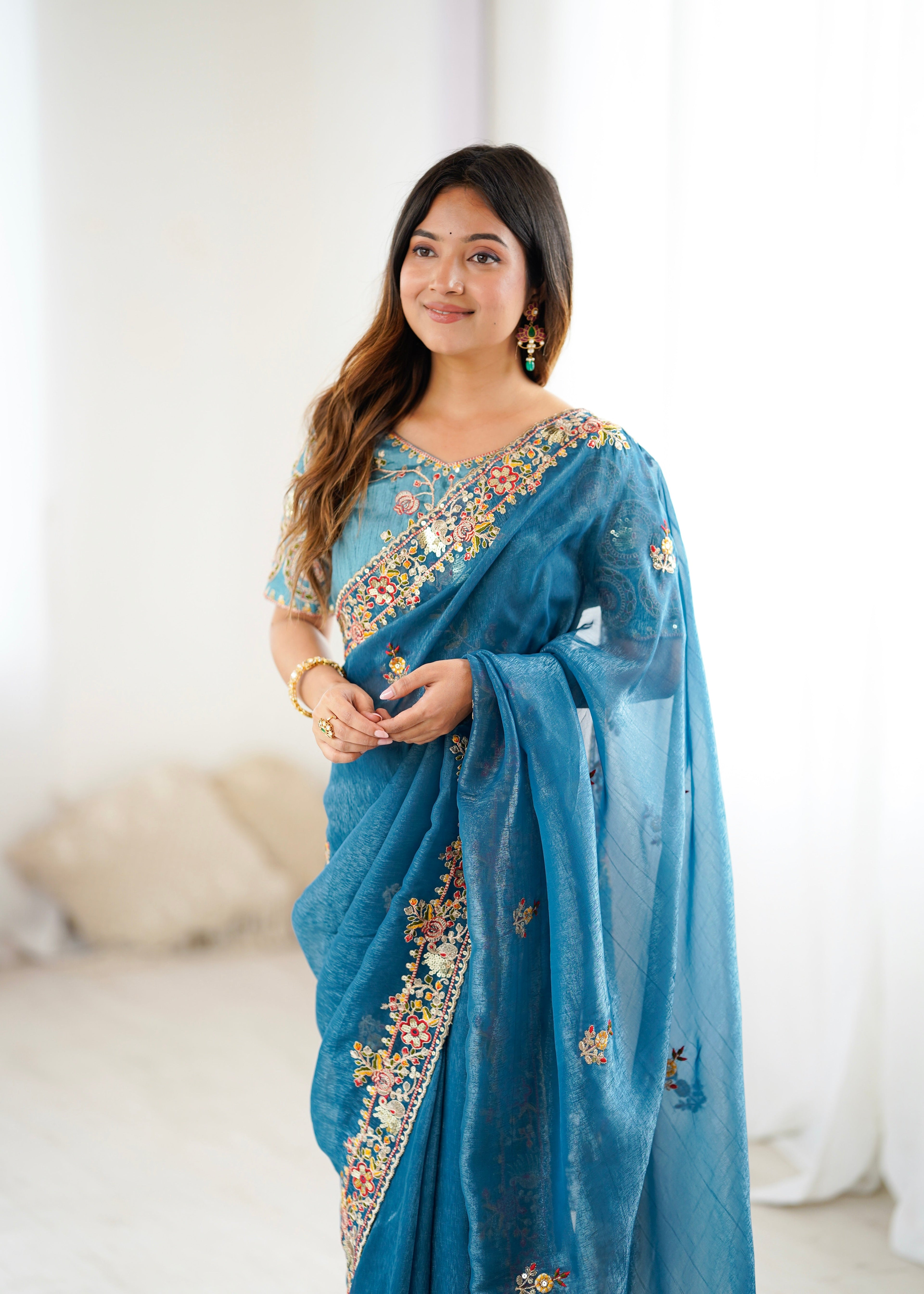 कढ़ाई धागे के काम के साथ पार्टी वियर सुंदर साड़ी