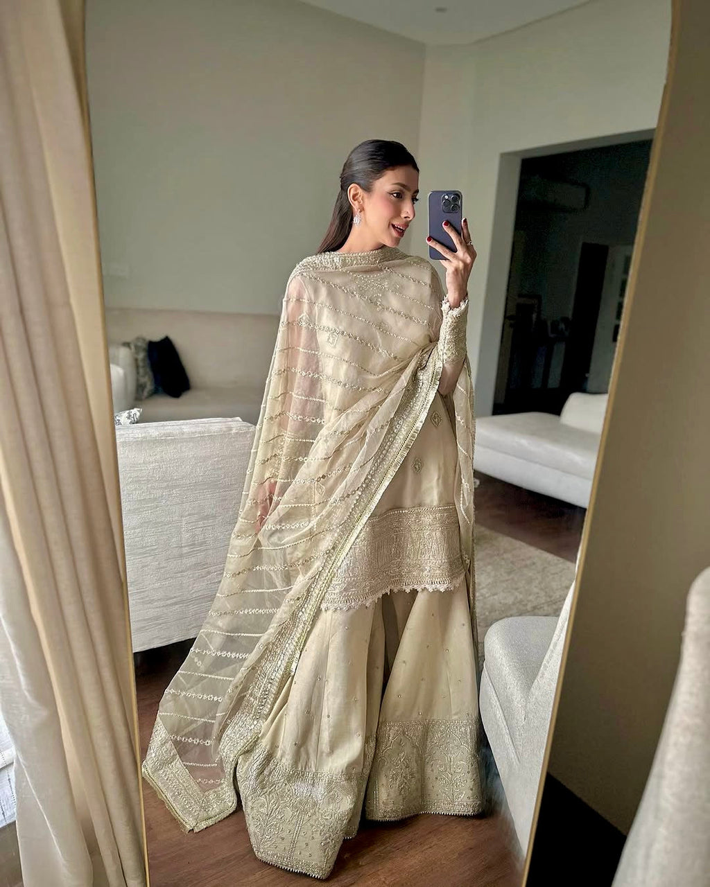 पार्टी वियर सुंदर हाथ से बना शरारा सेट