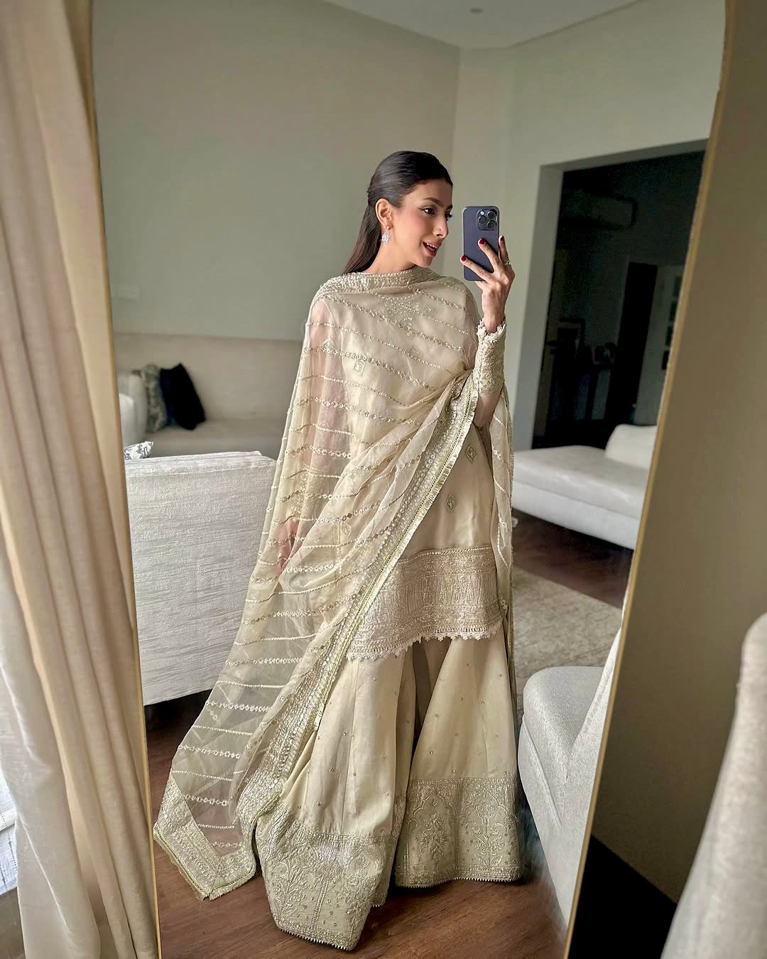 पार्टी वियर सुंदर हाथ से बना शरारा सेट