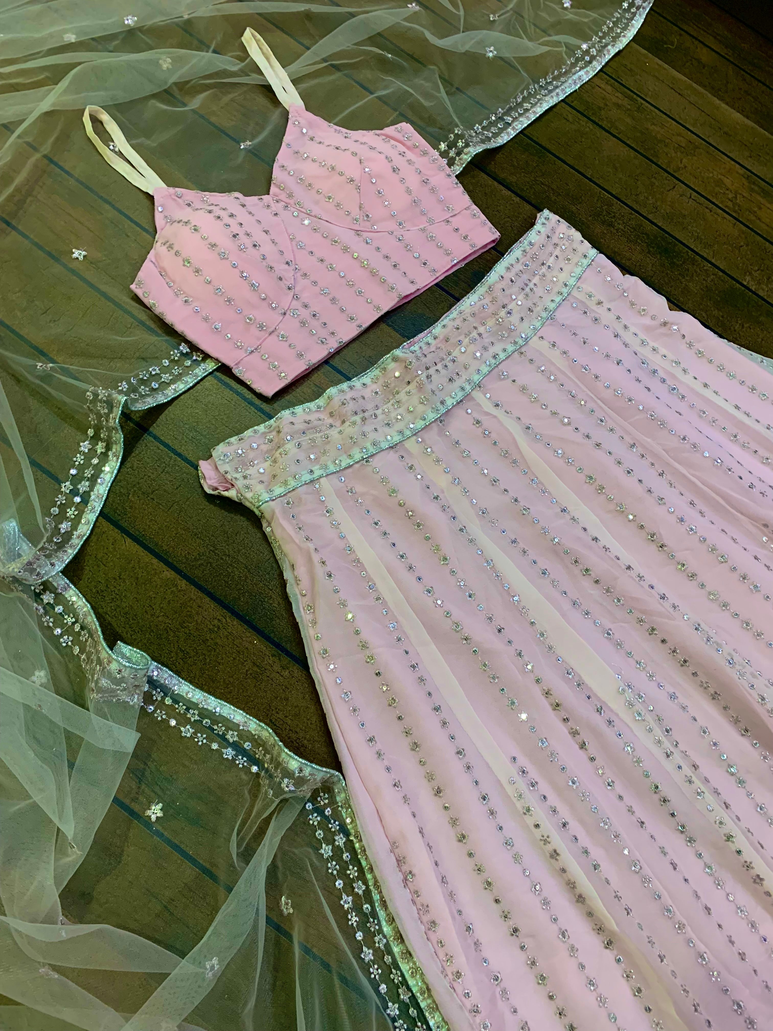 सीक्वेंस और ज़री वर्क के साथ डिज़ाइनर पार्टी वियर लहंगा चोली