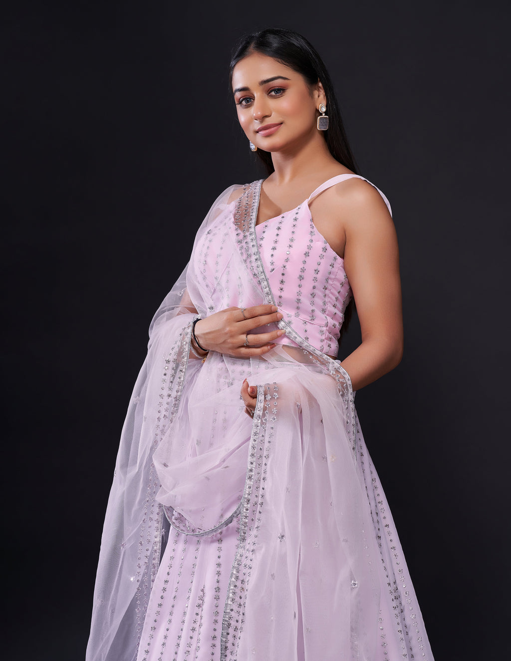 सीक्वेंस और ज़री वर्क के साथ डिज़ाइनर पार्टी वियर लहंगा चोली