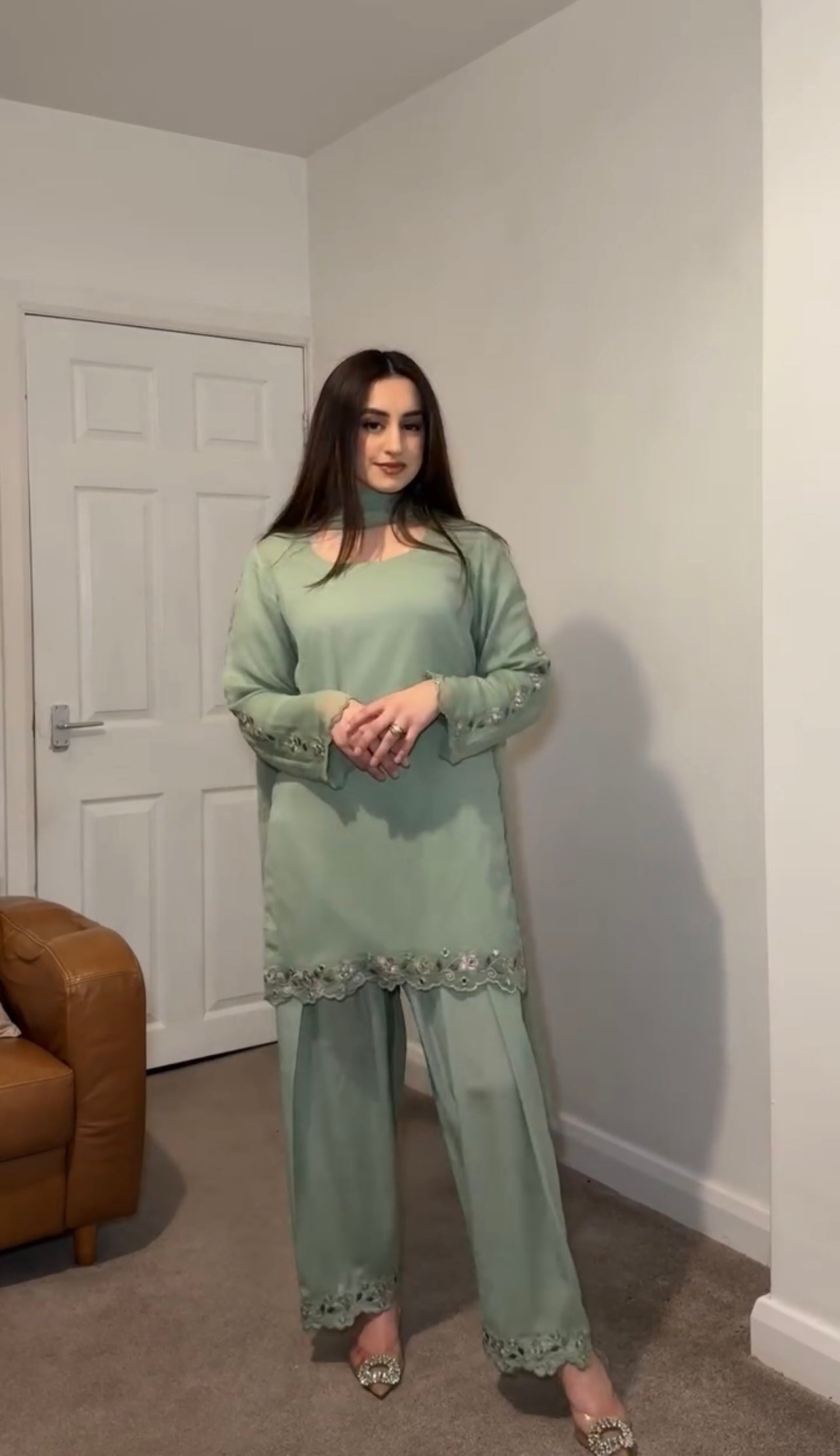 प्लाज़ो के साथ डिज़ाइनर पार्टी वियर लुक टॉप