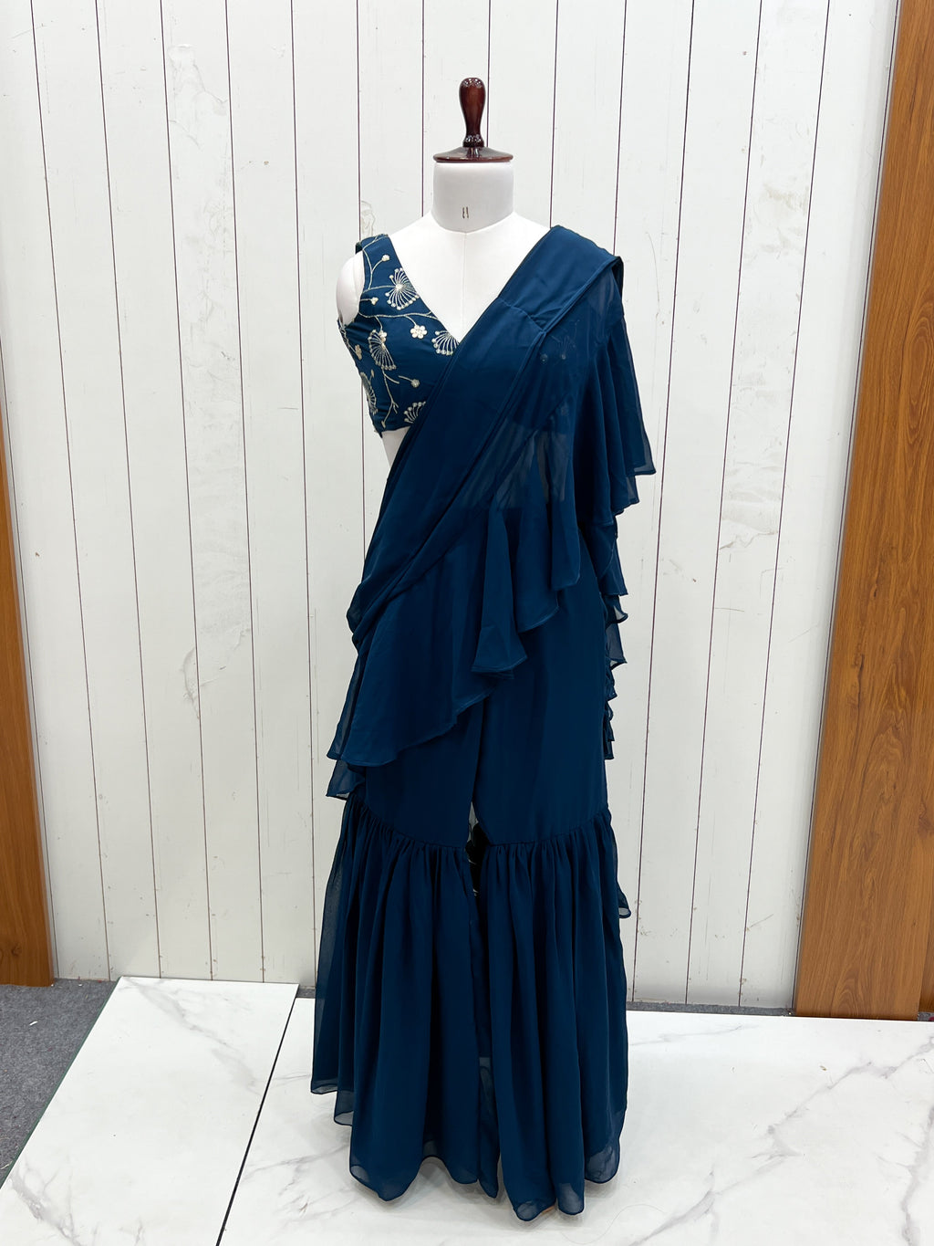 डिज़ाइनर पार्टी वियर रेडी टू वियर शरारा साड़ी