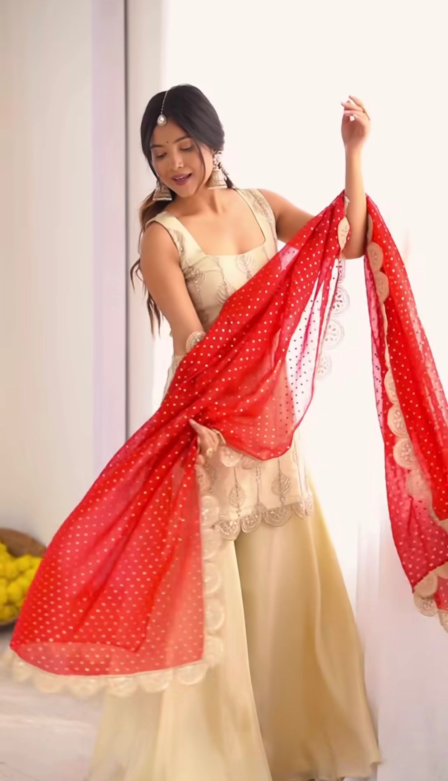 पार्टी वियर टॉप-बॉटम और दुपट्टा कढ़ाई कोडिंग सीक्वेंस वर्क के साथ