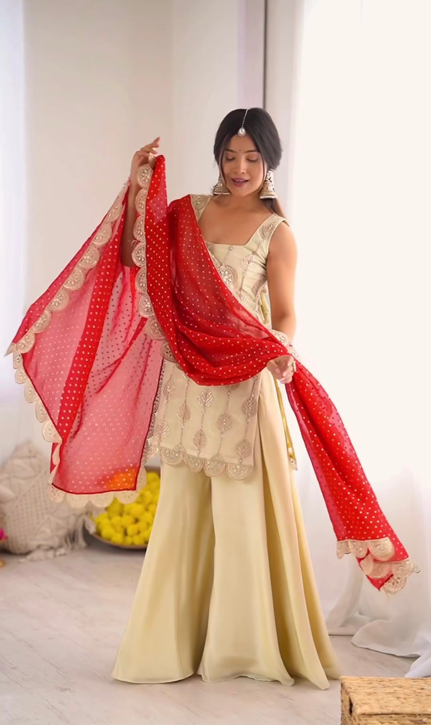 पार्टी वियर टॉप-बॉटम और दुपट्टा कढ़ाई कोडिंग सीक्वेंस वर्क के साथ