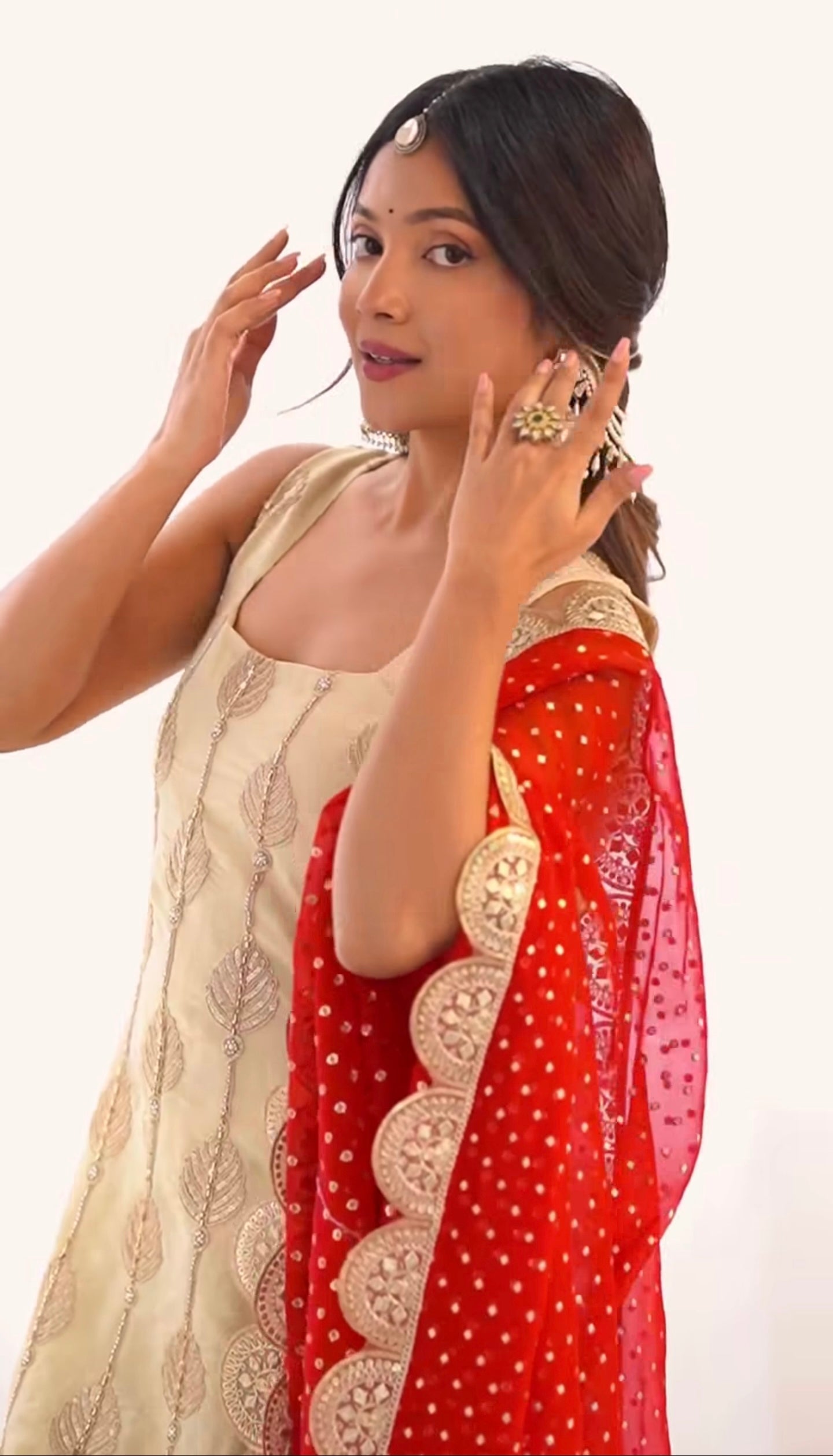 पार्टी वियर टॉप-बॉटम और दुपट्टा कढ़ाई कोडिंग सीक्वेंस वर्क के साथ