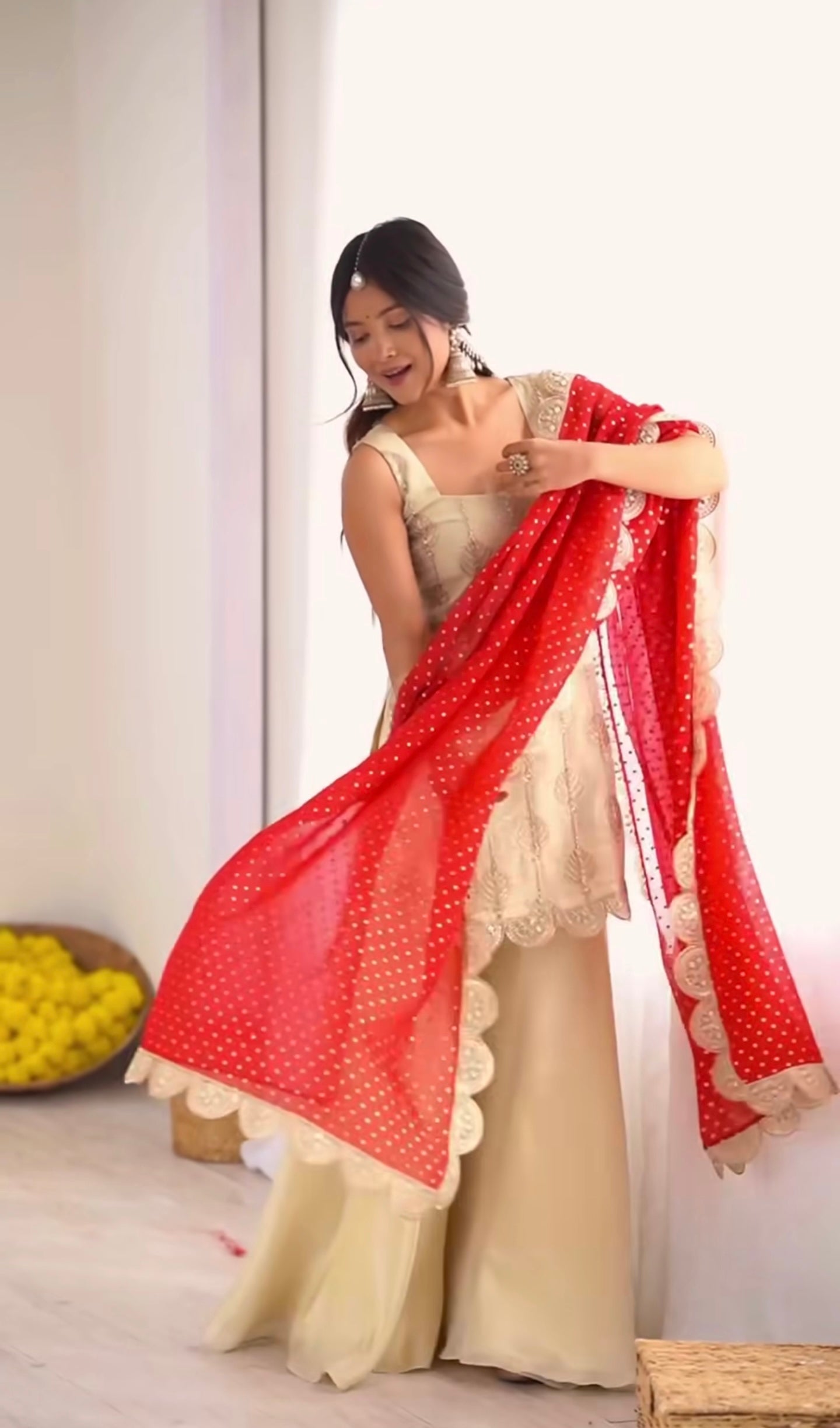 पार्टी वियर टॉप-बॉटम और दुपट्टा कढ़ाई कोडिंग सीक्वेंस वर्क के साथ