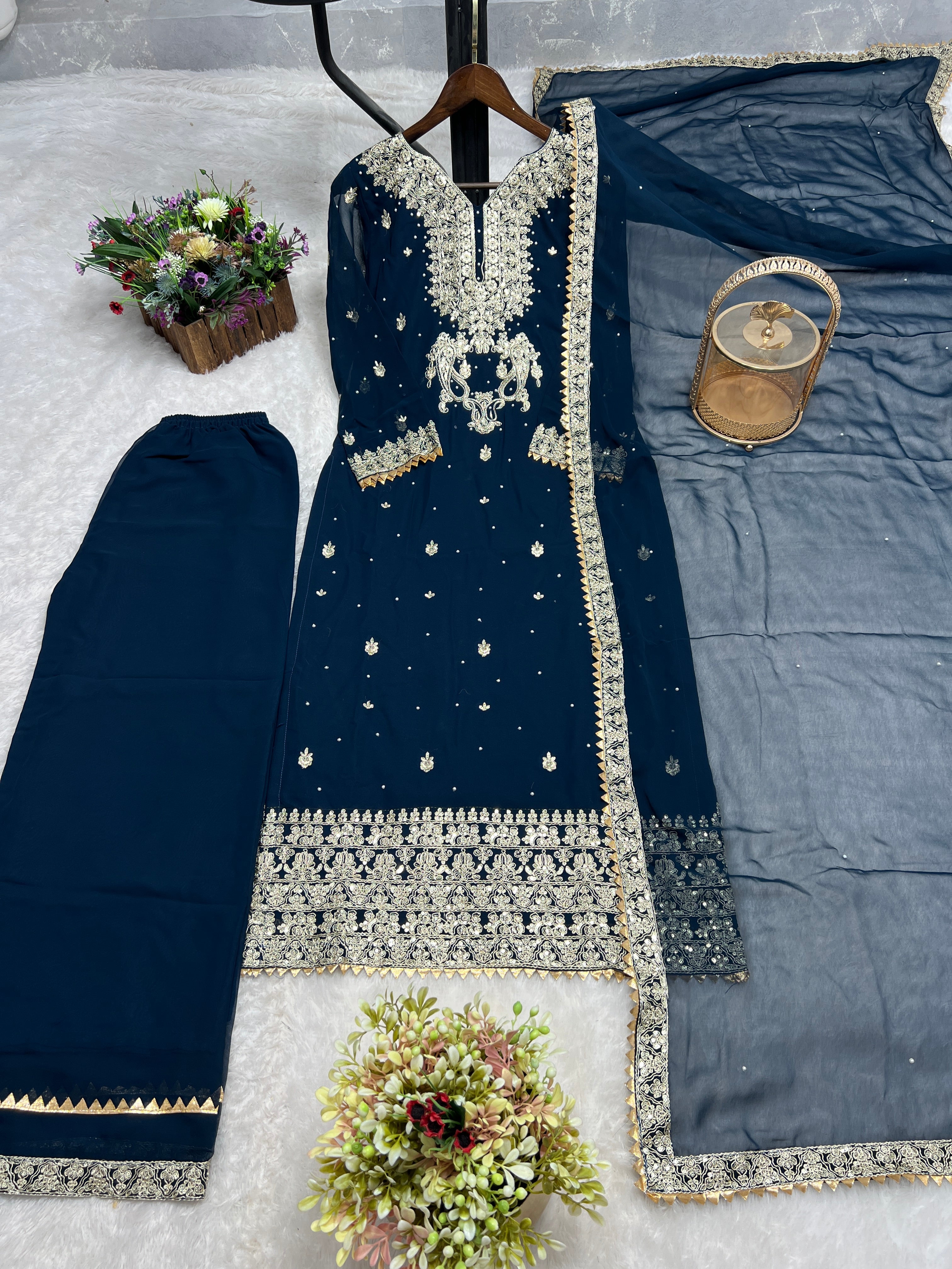 पार्टी में पहनने के लिए सुंदर टॉप और बॉटम फैंसी दुपट्टे के साथ