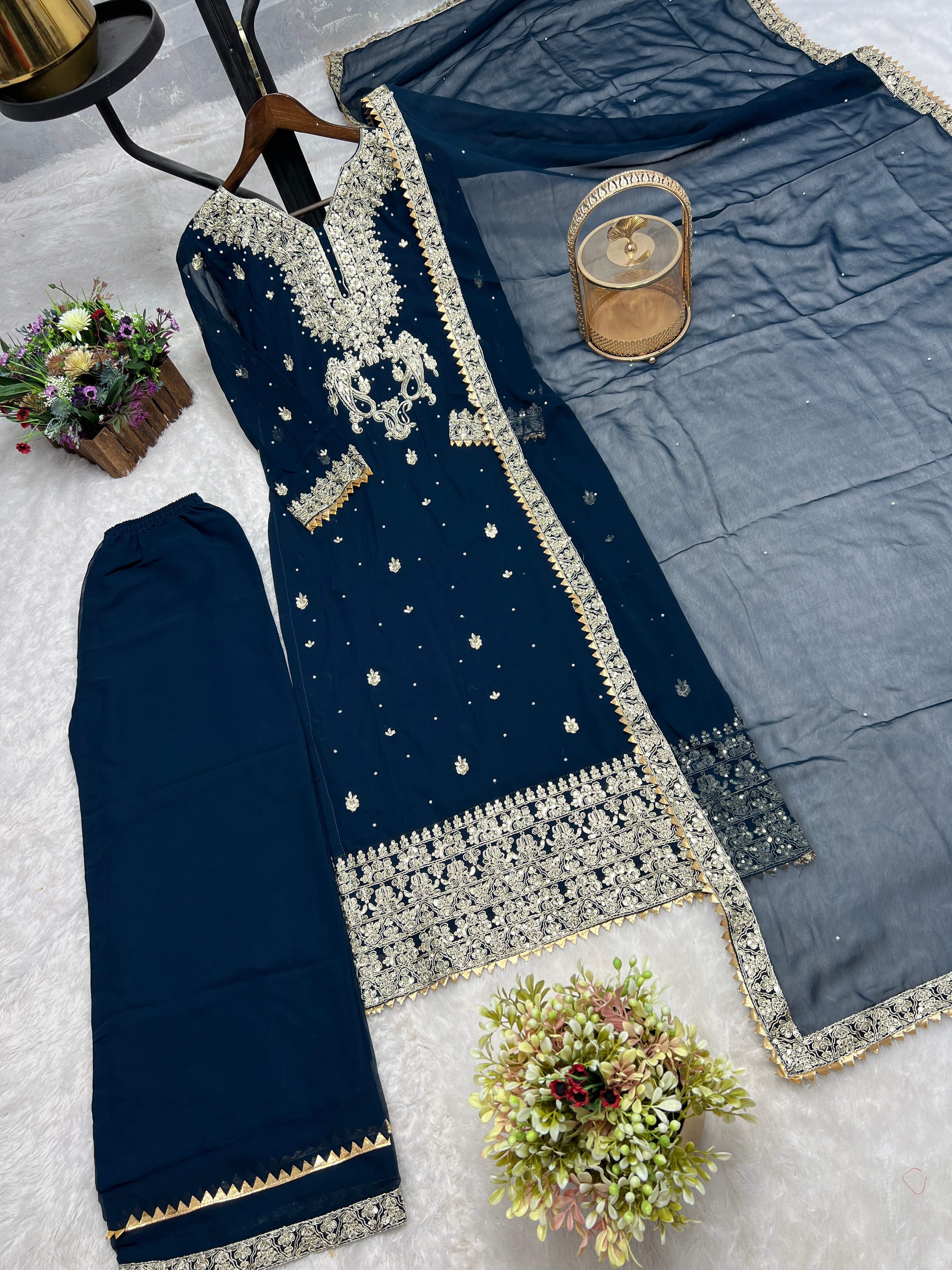 पार्टी में पहनने के लिए सुंदर टॉप और बॉटम फैंसी दुपट्टे के साथ