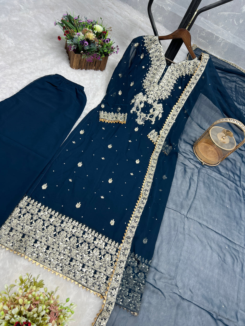 पार्टी में पहनने के लिए सुंदर टॉप और बॉटम फैंसी दुपट्टे के साथ