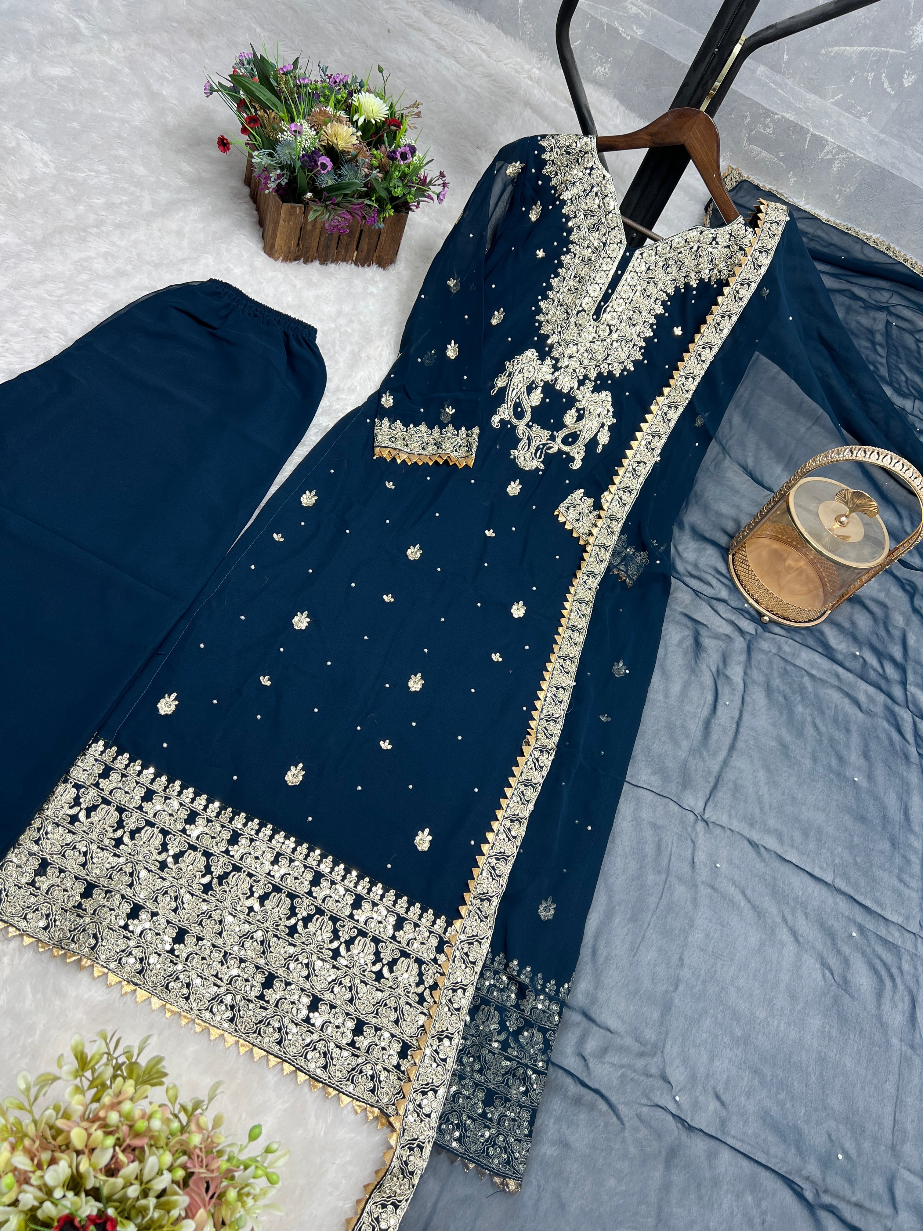 पार्टी में पहनने के लिए सुंदर टॉप और बॉटम फैंसी दुपट्टे के साथ