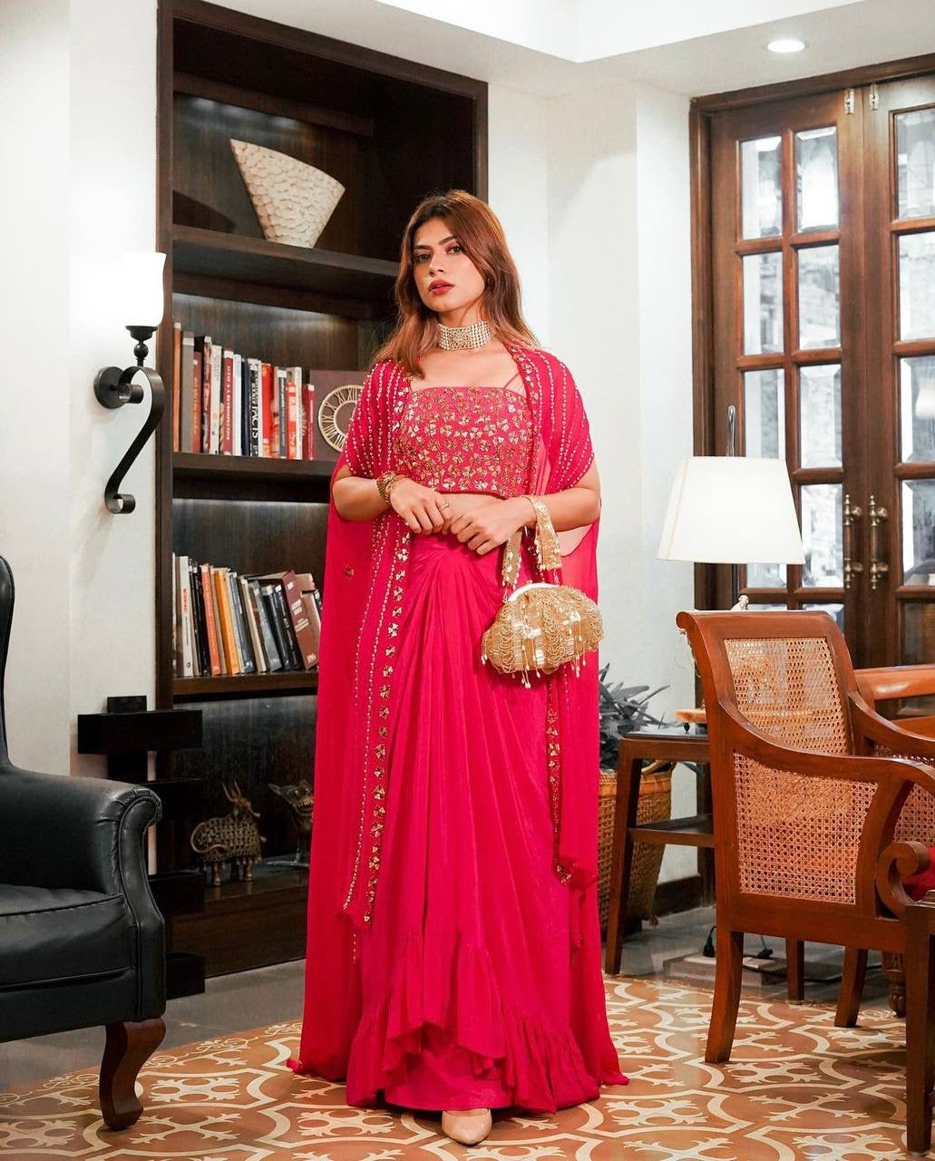 सीक्वेंस, ज़री और पेपर वर्क के साथ पार्टी वियर खूबसूरत इंडो वेस्टर्न