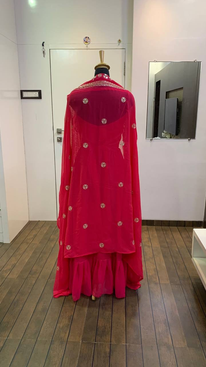 सीक्वेंस, ज़री और पेपर वर्क के साथ पार्टी वियर खूबसूरत इंडो वेस्टर्न