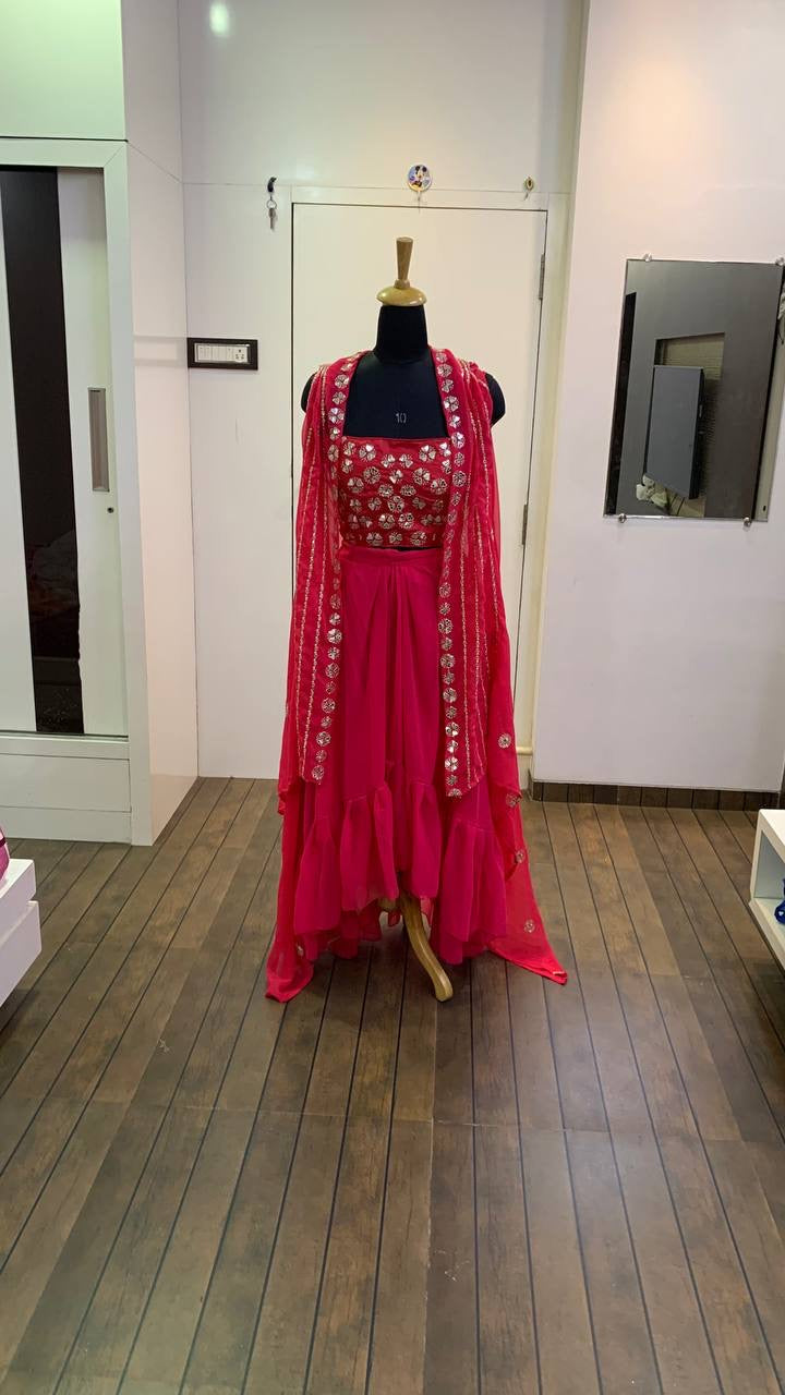 सीक्वेंस, ज़री और पेपर वर्क के साथ पार्टी वियर खूबसूरत इंडो वेस्टर्न