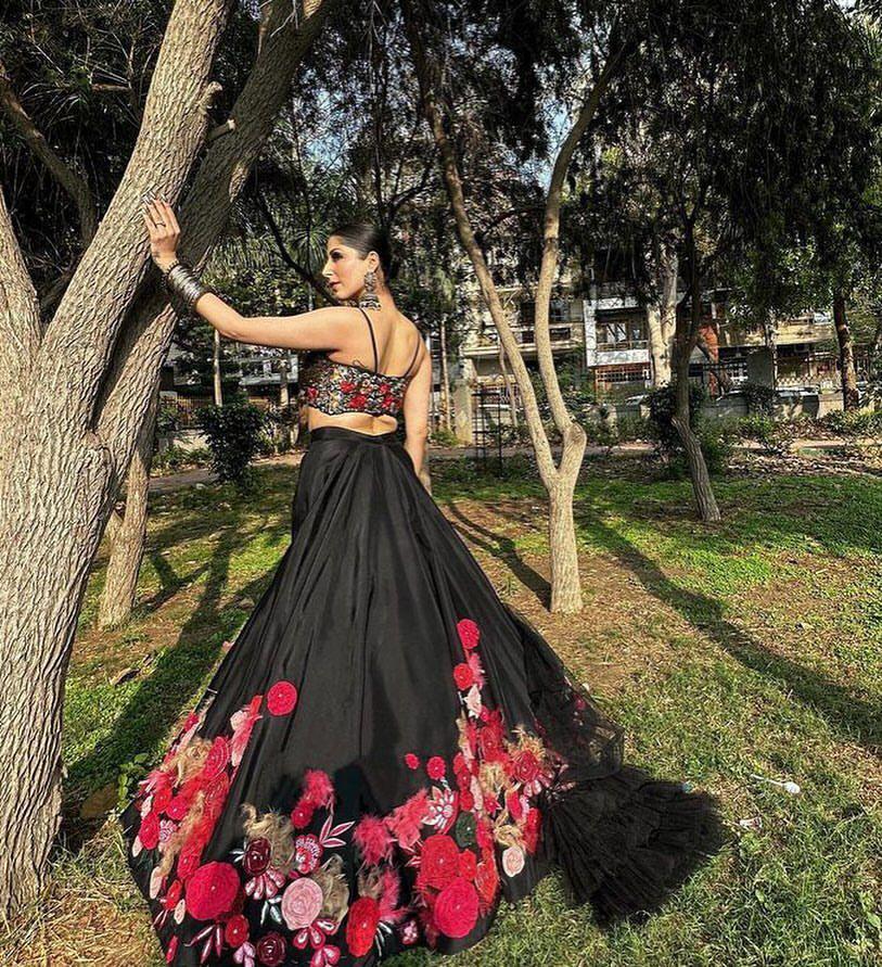 कढ़ाई सेक्विन वर्क के साथ डिज़ाइनर लहंगा चोली