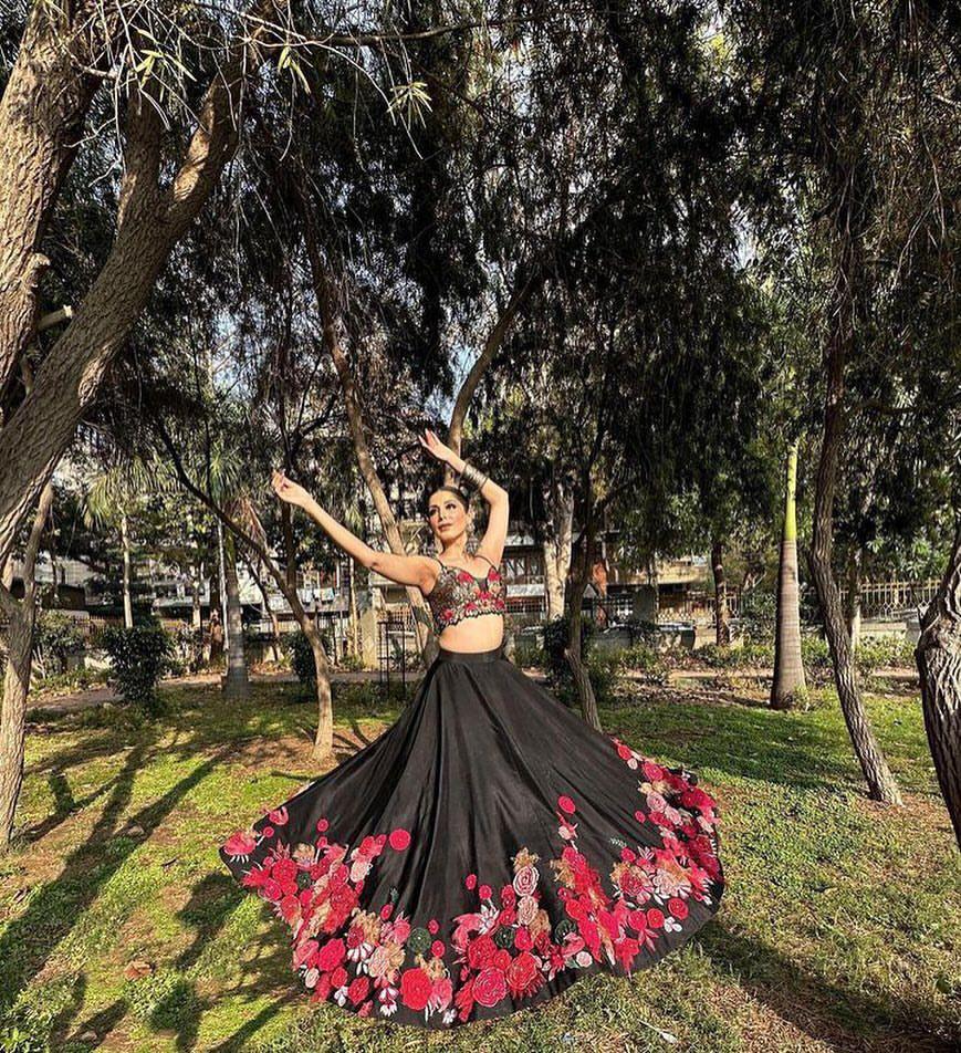 कढ़ाई सेक्विन वर्क के साथ डिज़ाइनर लहंगा चोली