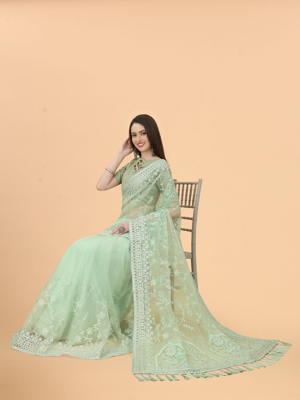 डायमंड वर्क वाली पार्टी वियर डिज़ाइनर साड़ी