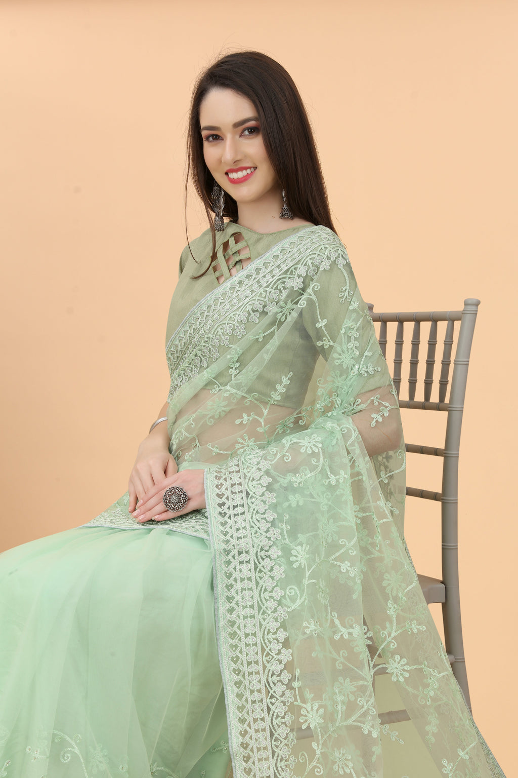 डायमंड वर्क वाली पार्टी वियर डिज़ाइनर साड़ी