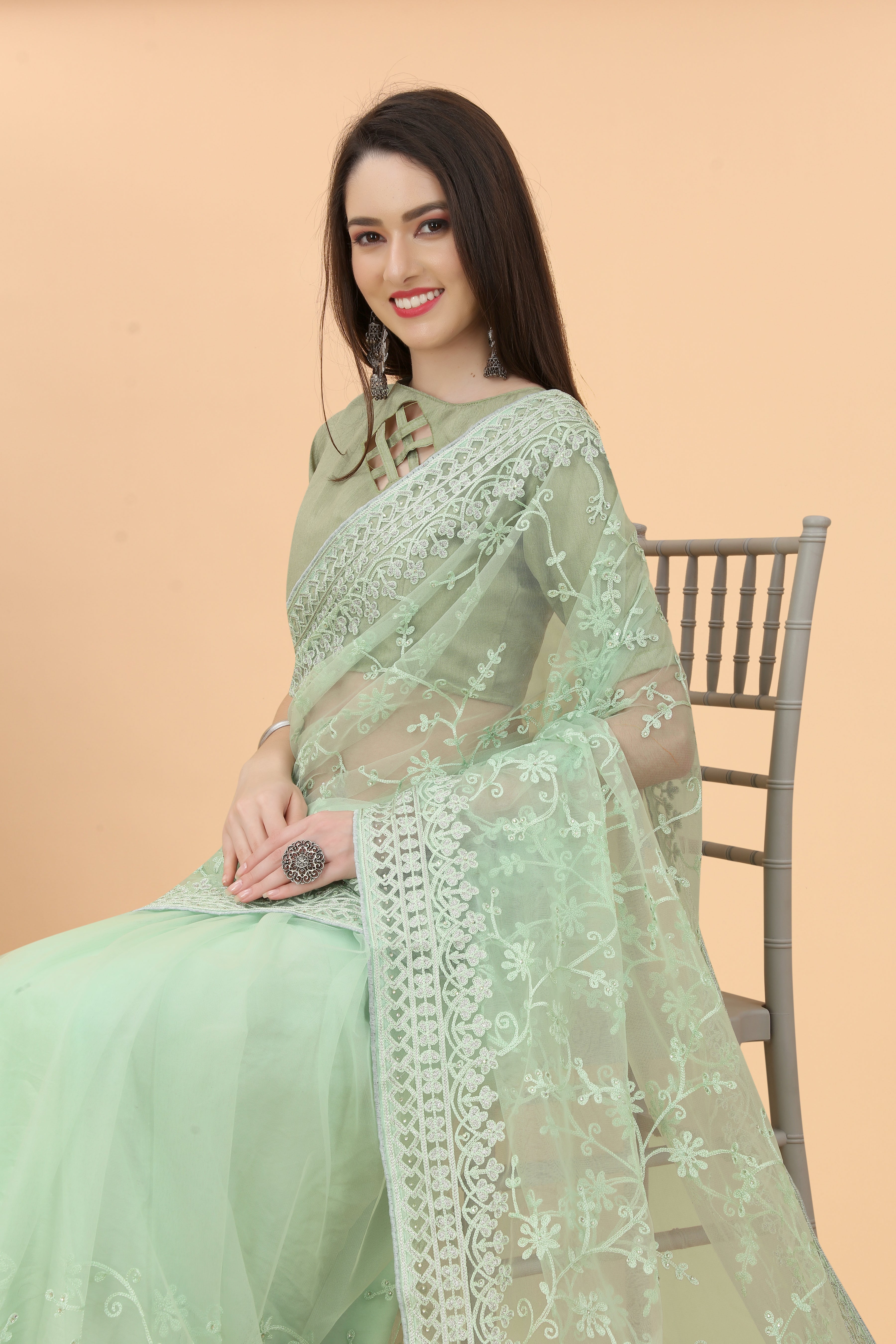 डायमंड वर्क वाली पार्टी वियर डिज़ाइनर साड़ी