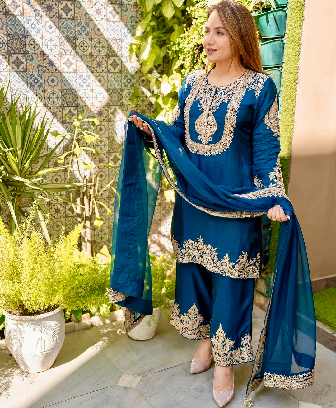 कढ़ाई कोडिंग और सेक्विन वर्क के साथ पार्टी वियर लुक सूट सेट