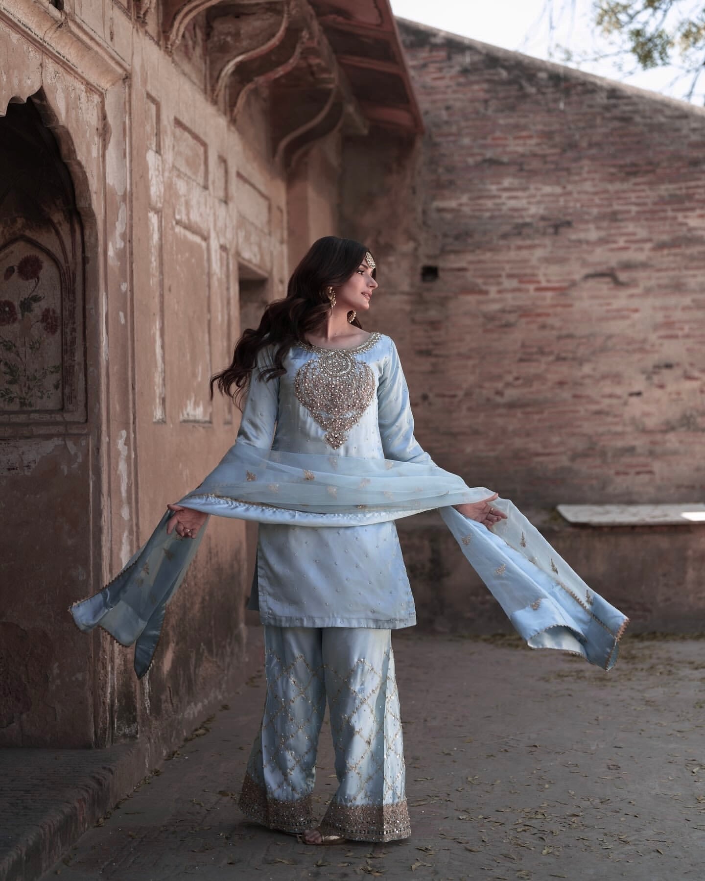 पार्टी वियर खूबसूरत टॉप-बॉटम और फैंसी दुपट्टा