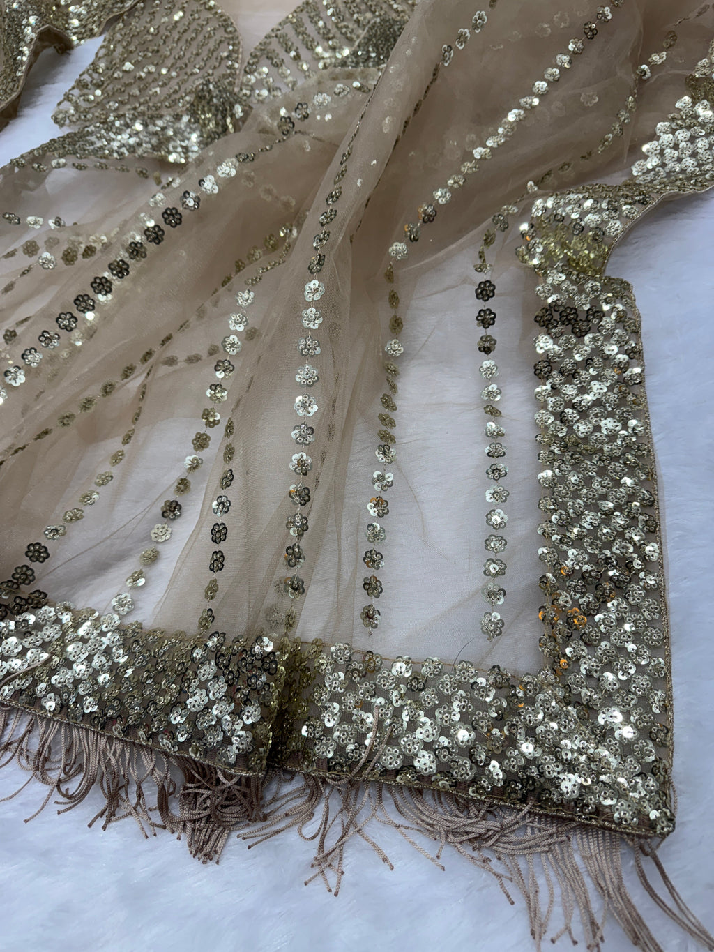 सीक्वेंस एम्ब्रॉयडरी वर्क वाली डिज़ाइनर पार्टी वियर साड़ी