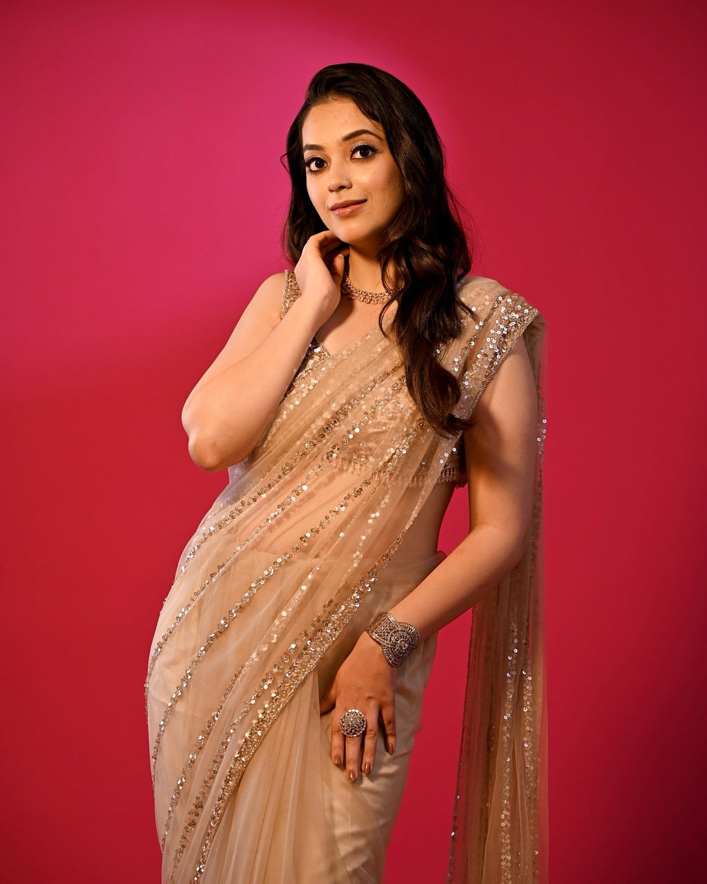 सीक्वेंस एम्ब्रॉयडरी वर्क वाली डिज़ाइनर पार्टी वियर साड़ी