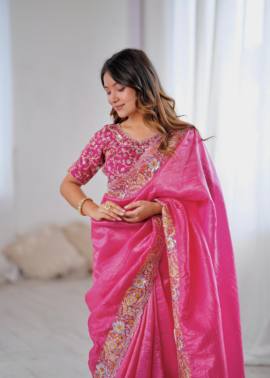 कढ़ाई के धागों, कोडिंग और सेक्विन वर्क वाली डिज़ाइनर साड़ी