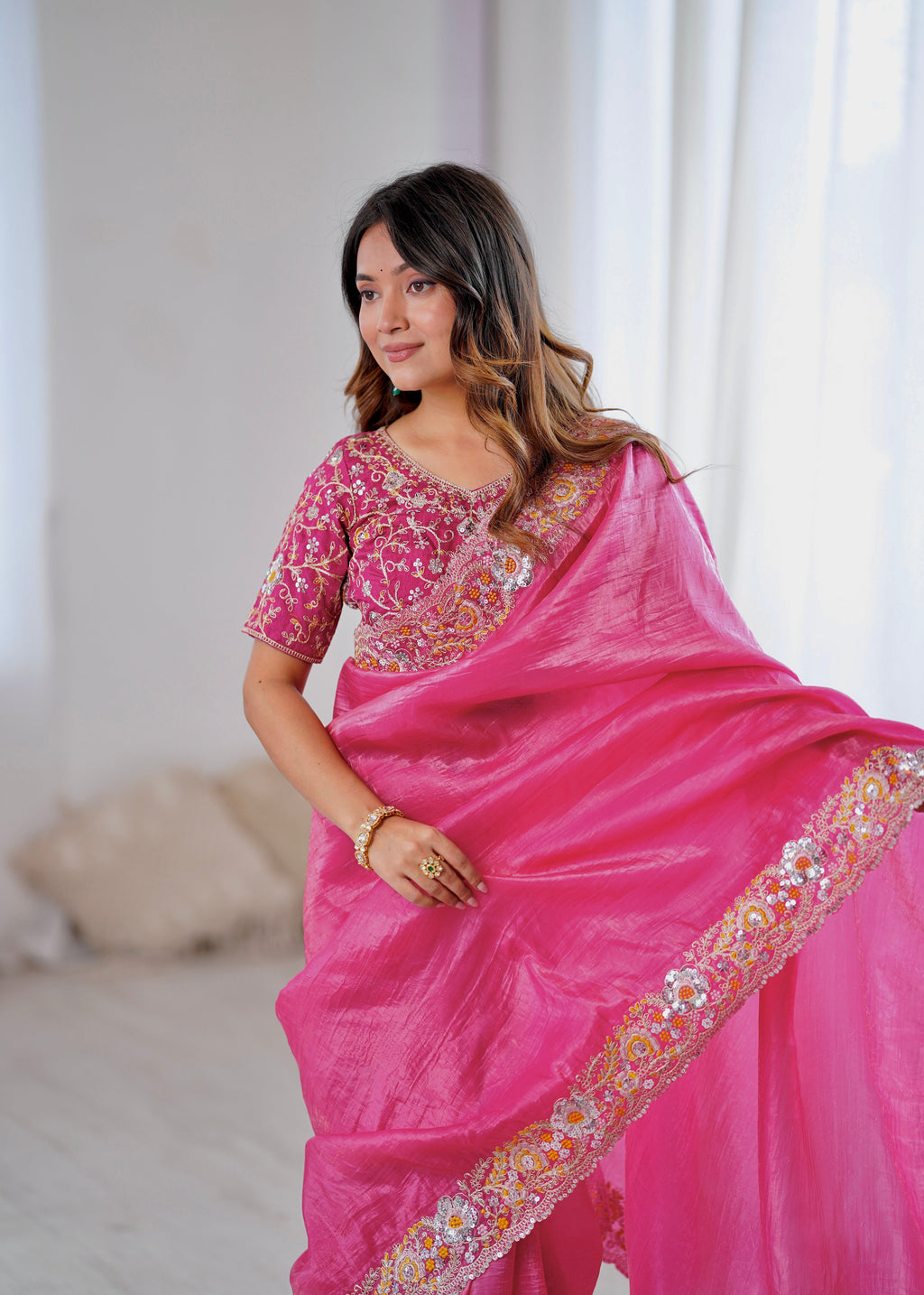 कढ़ाई के धागों, कोडिंग और सेक्विन वर्क वाली डिज़ाइनर साड़ी