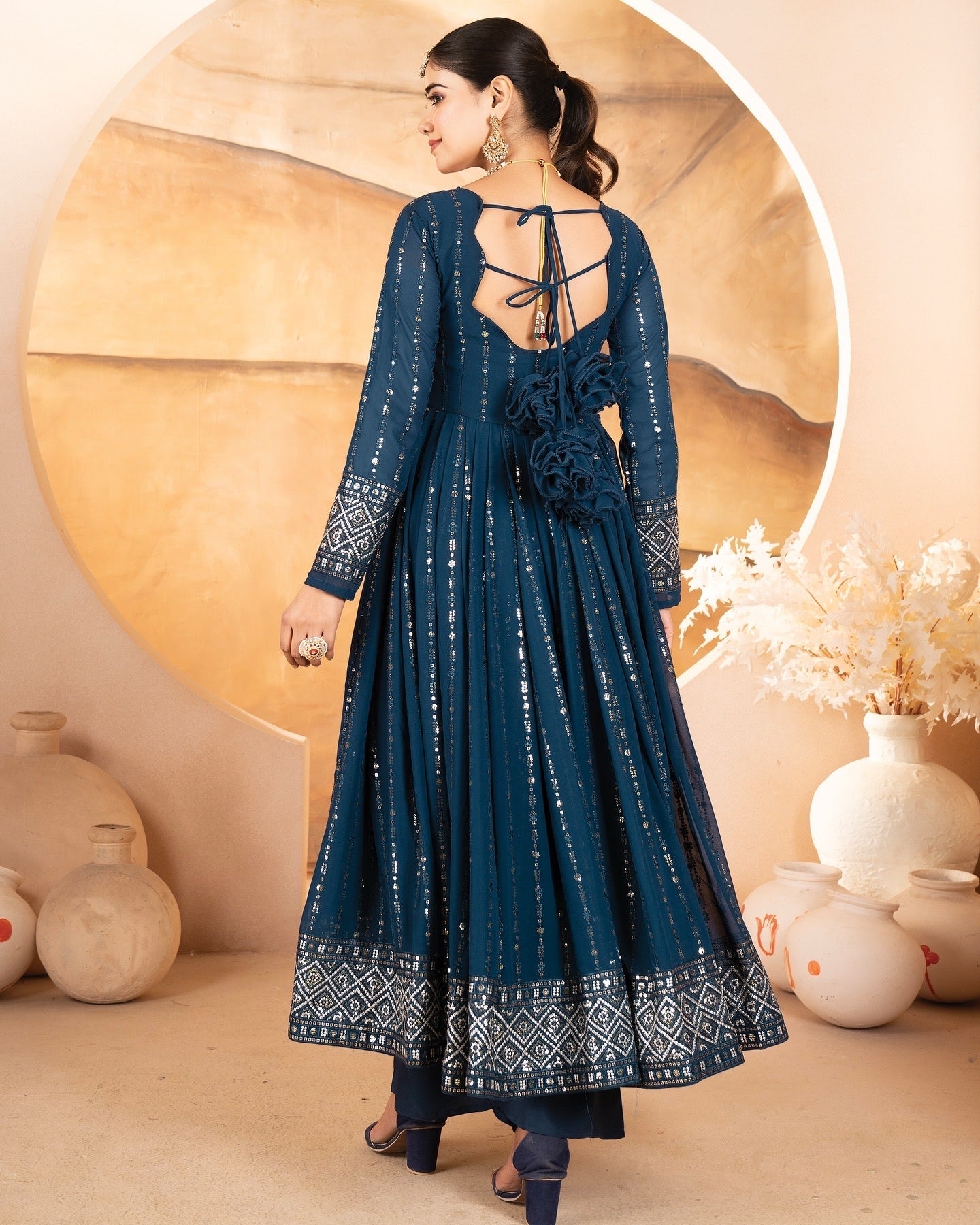 डिज़ाइनर टॉप-बॉटम और दुपट्टा सेक्विन और धागे की कढ़ाई के काम के साथ