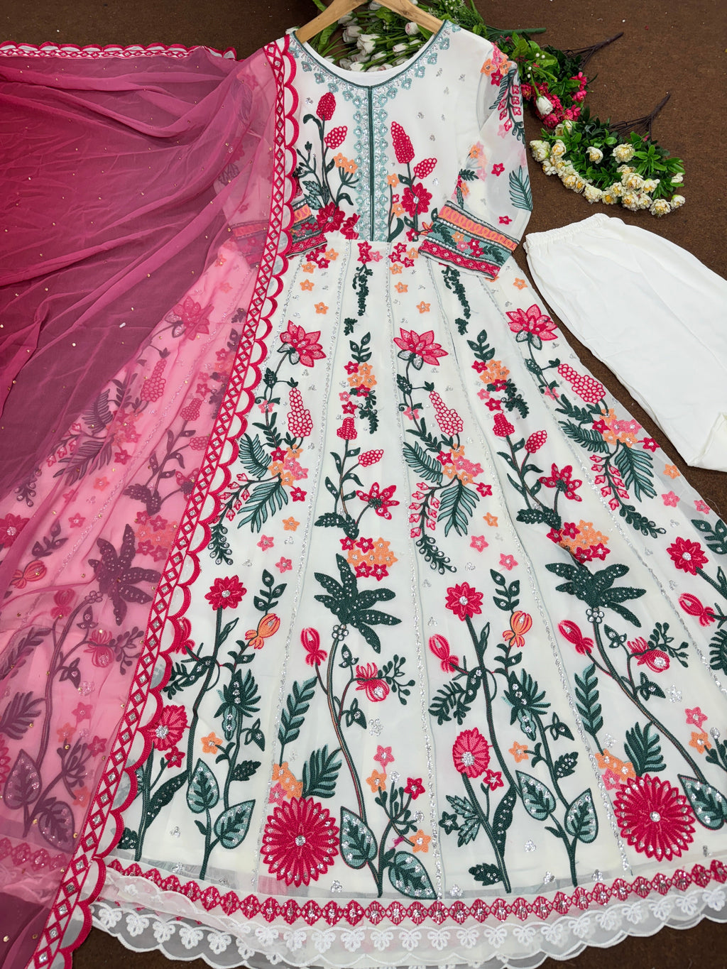 सीक्वेंस वर्क वाला डिज़ाइनर पार्टी वियर सूट सेट