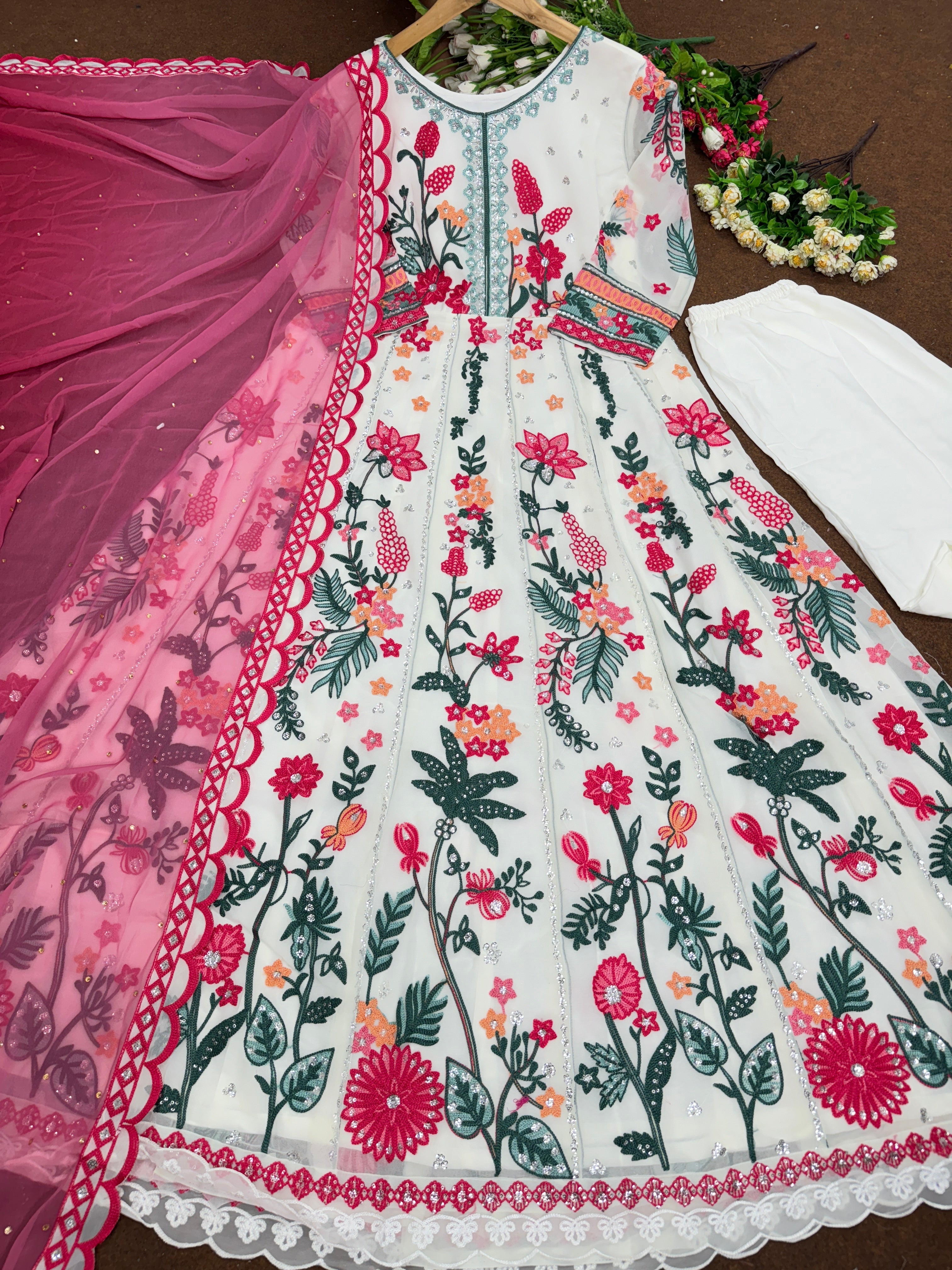 सीक्वेंस वर्क वाला डिज़ाइनर पार्टी वियर सूट सेट