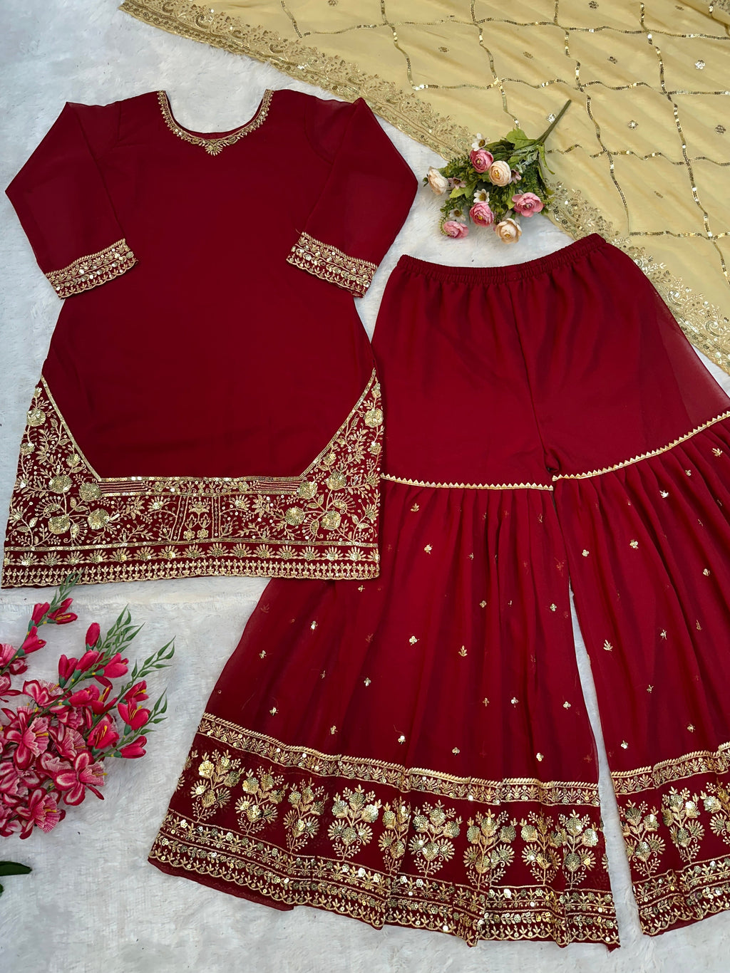 कढ़ाई के काम के साथ डिज़ाइनर पार्टी वियर टॉप बॉटम और दुपट्टा