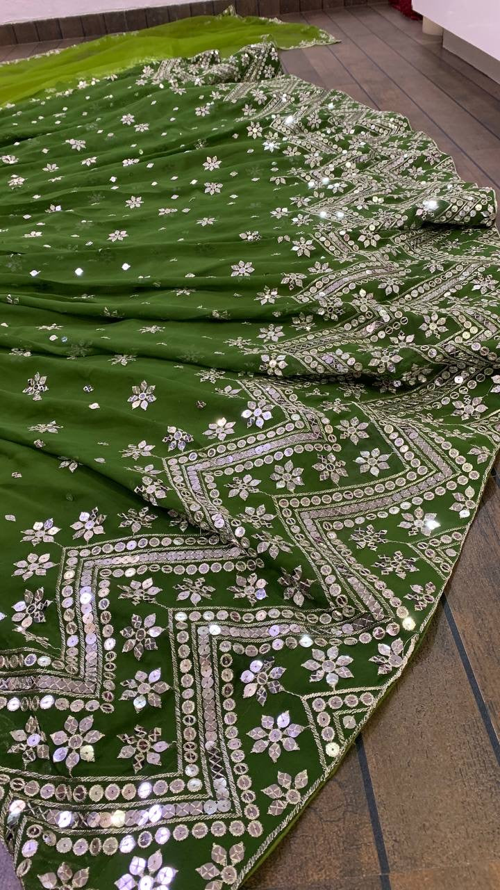 सीक्वेंस और ज़री वर्क के साथ डिज़ाइनर पार्टी वियर लहंगा चोली