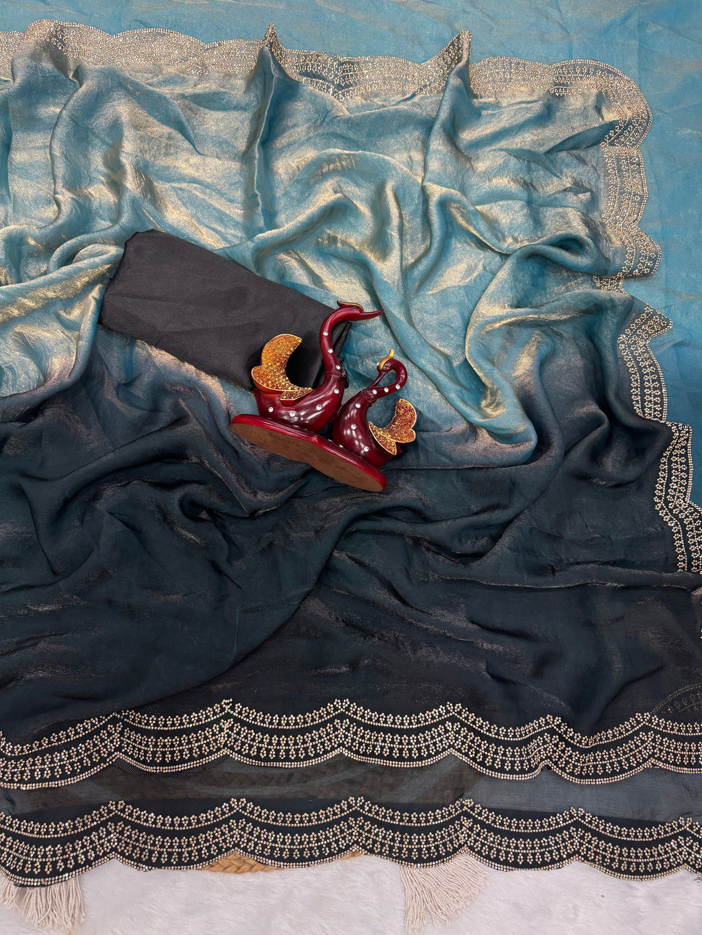 पार्टी वियर लुक डिज़ाइनर साड़ी डायमंड जारखान वर्क के साथ