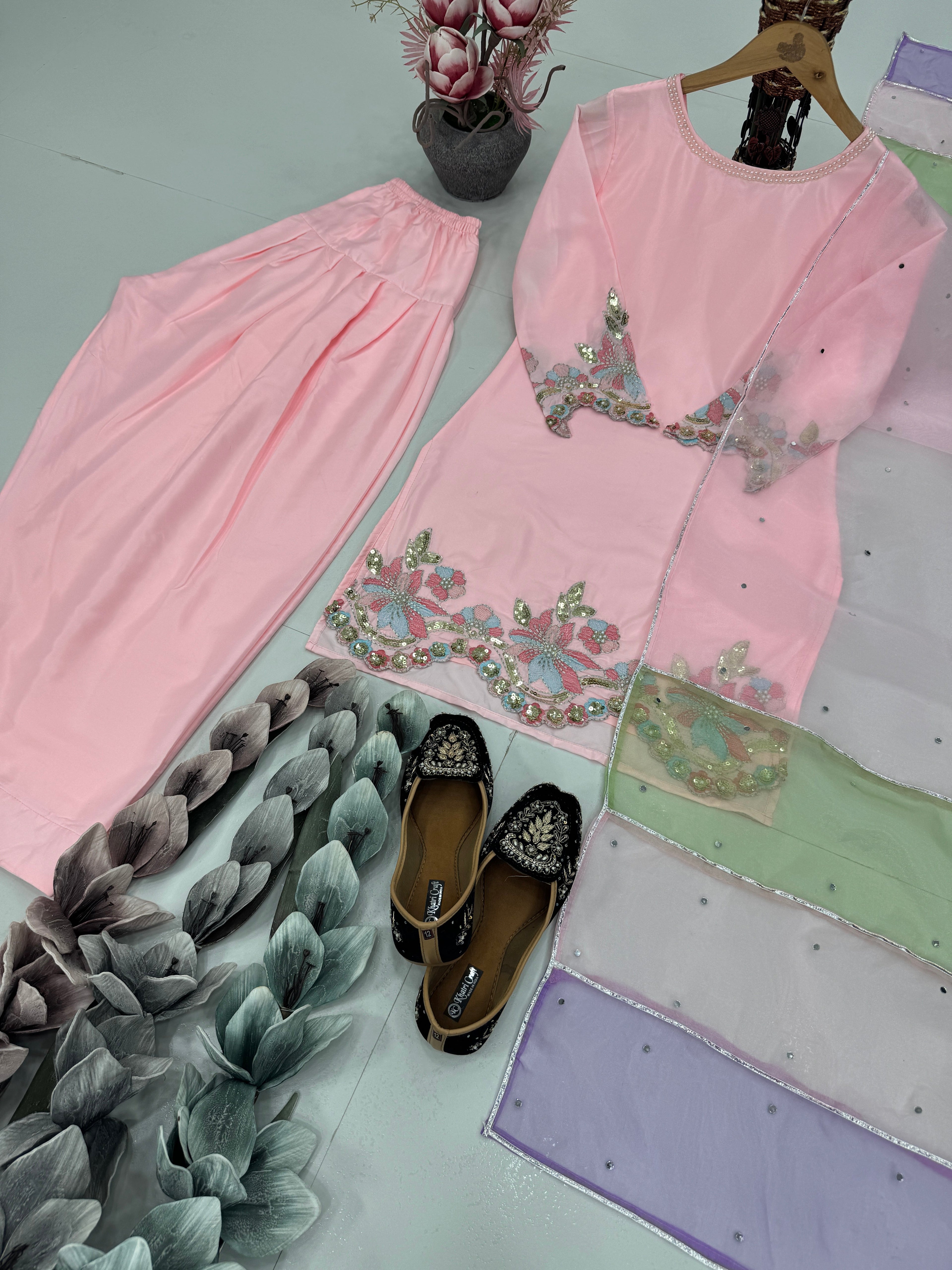 पार्टी वियर डिज़ाइनर टॉप-बॉटम और खूबसूरत दुपट्टा