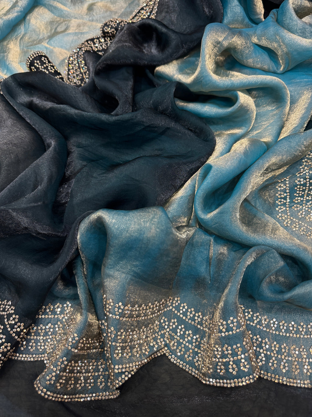 पार्टी वियर लुक डिज़ाइनर साड़ी डायमंड जारखान वर्क के साथ