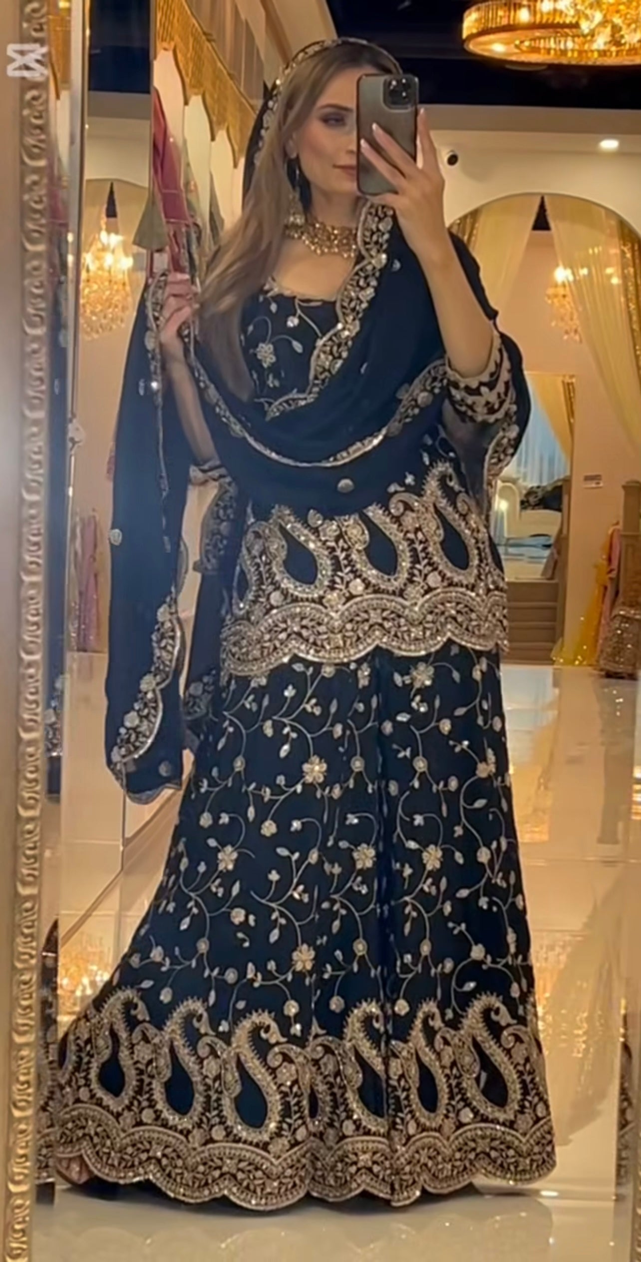 कढ़ाई अनुक्रम कार्य के साथ डिजाइनर सूट सेट