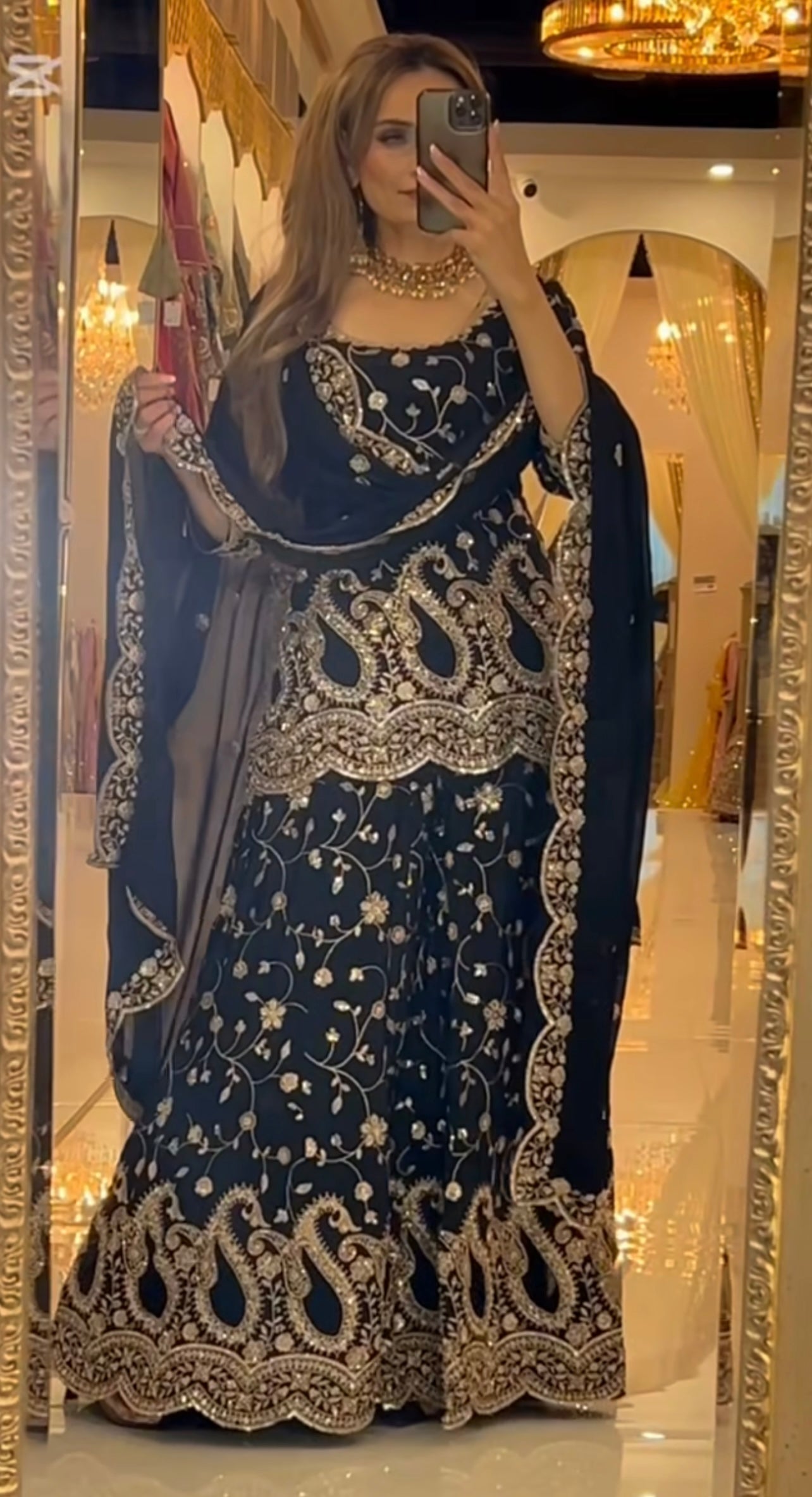 कढ़ाई अनुक्रम कार्य के साथ डिजाइनर सूट सेट