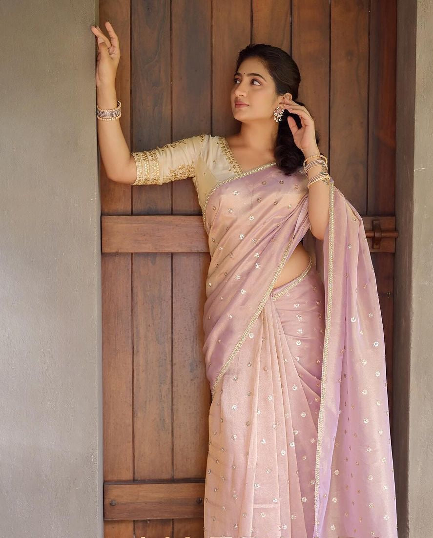 सुंदर सेक्विन कढ़ाई के काम के साथ डिजाइनर साड़ी