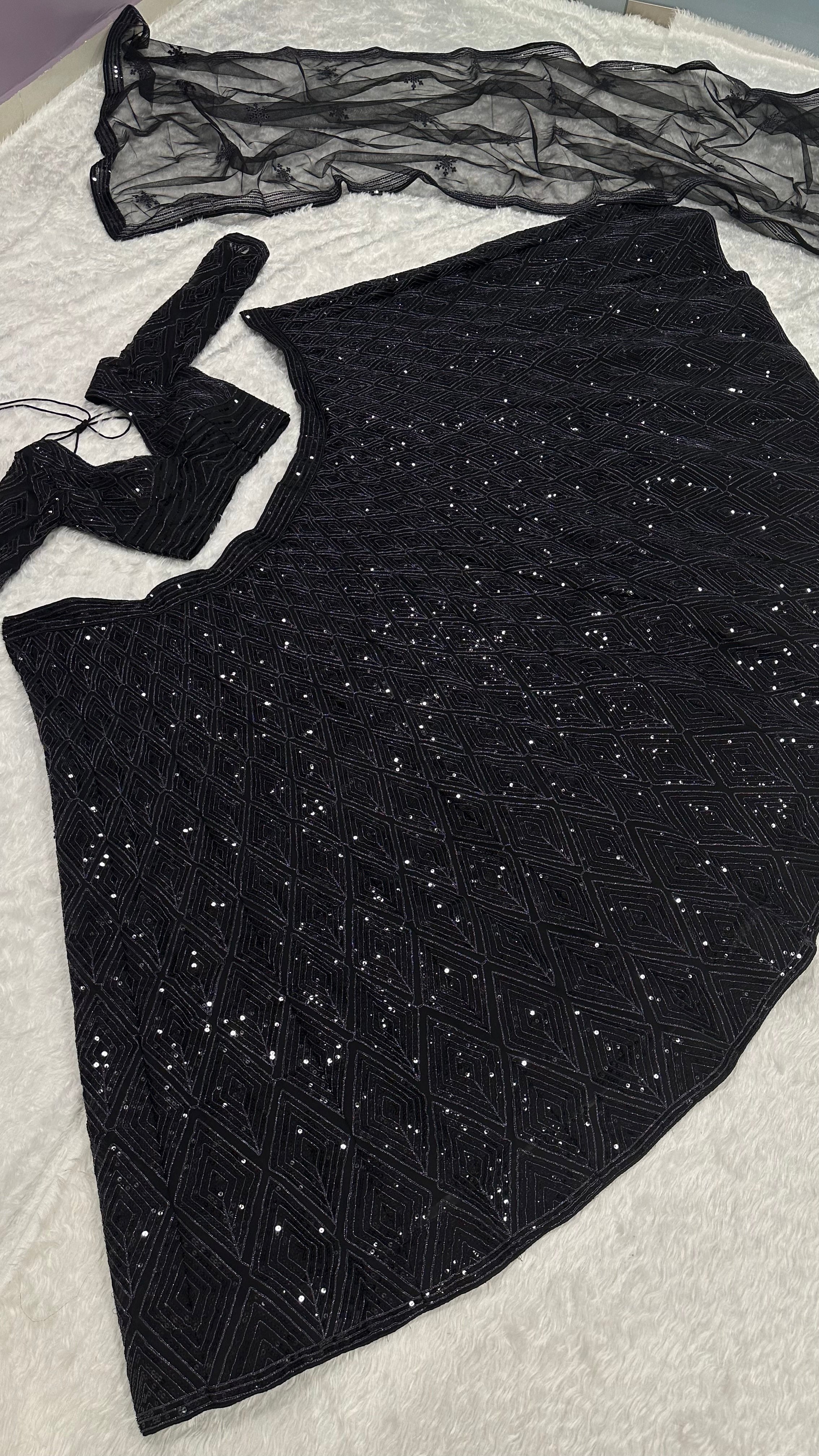 सीक्वेंस और डोरी वर्क के साथ पार्टी वियर लहंगा चोली